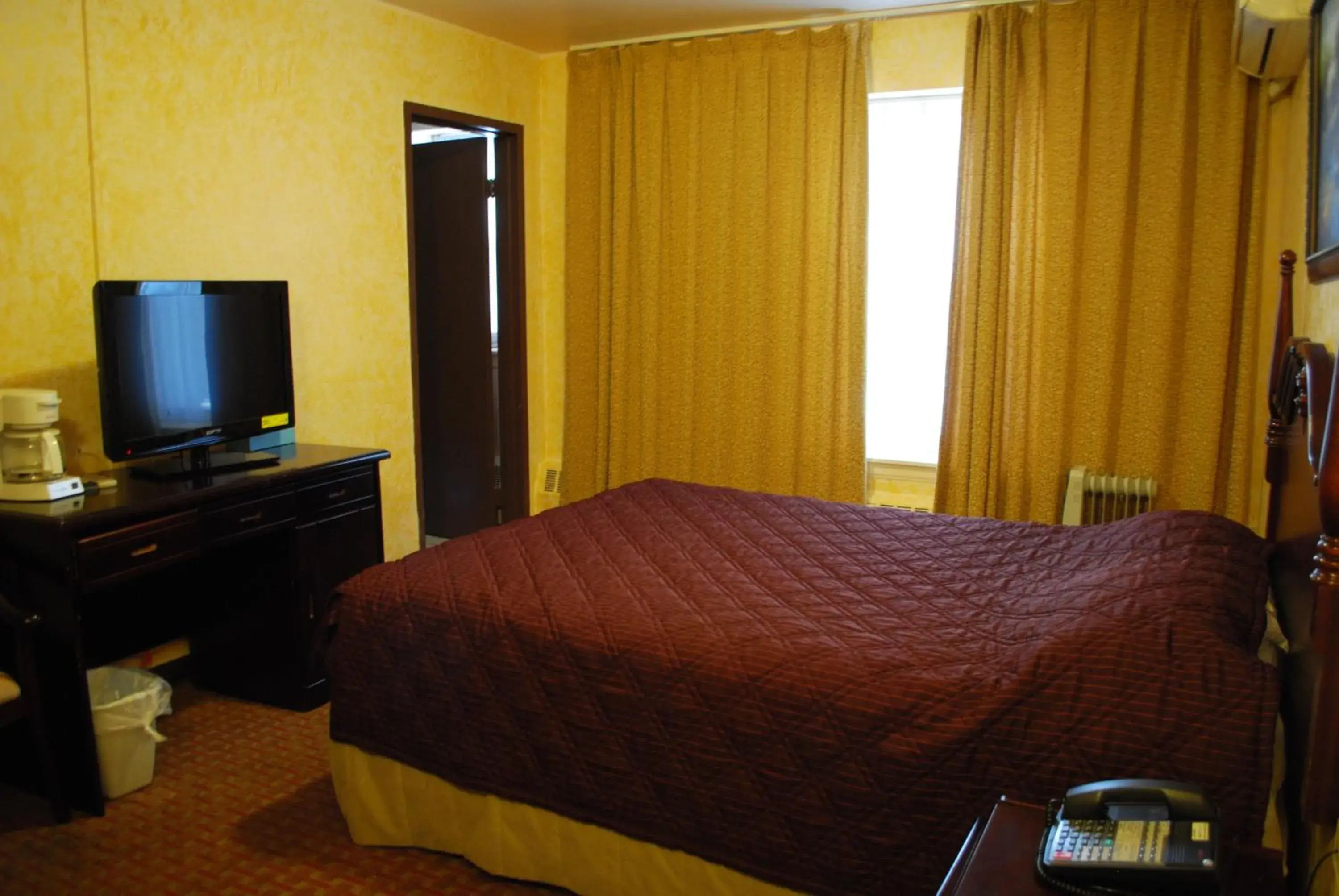 Queen Room in Chinatown Hotel Chicago Queen Room in Chinatown Hotel Chicago