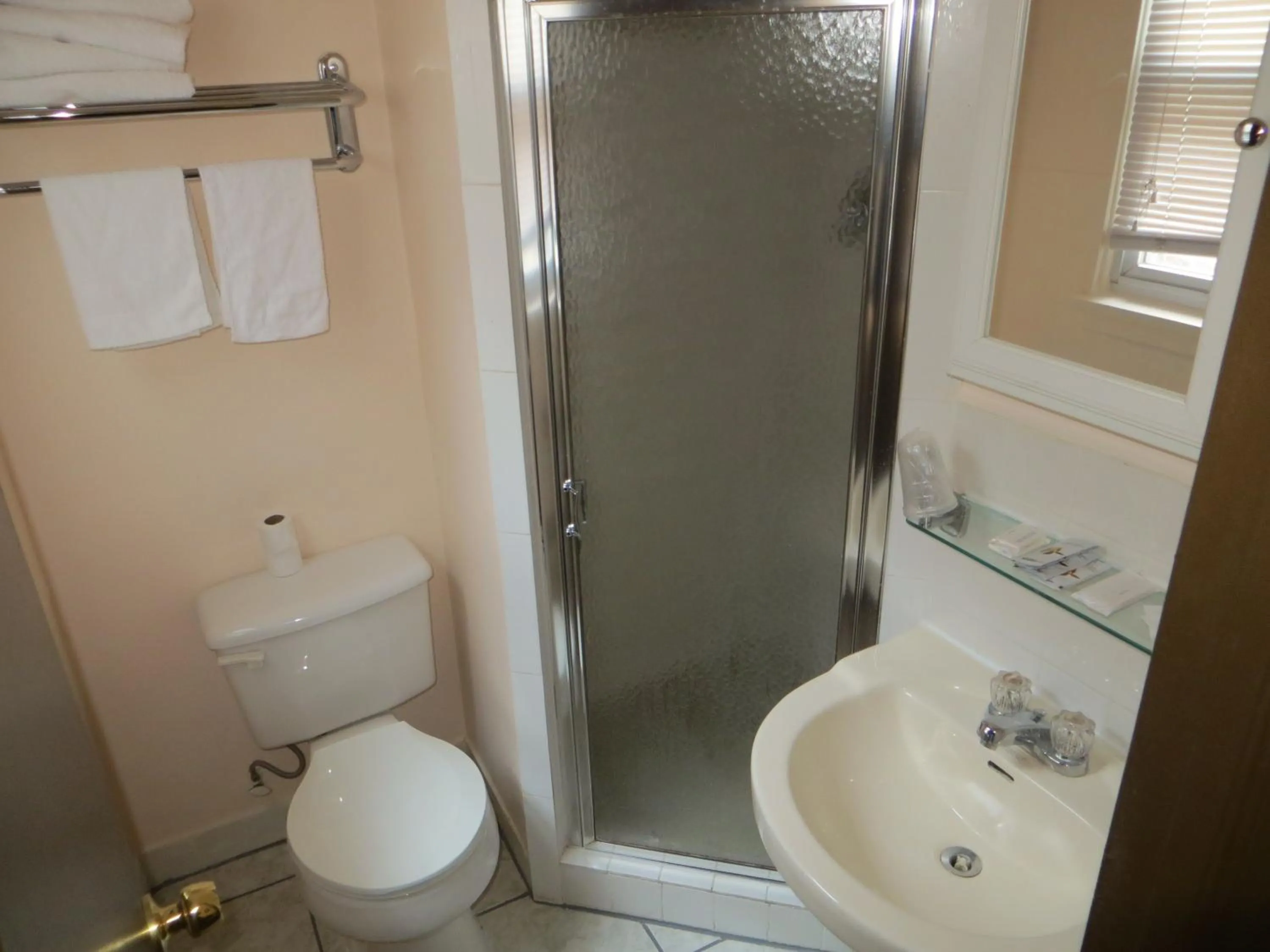 Bathroom in Chinatown Hotel Chicago