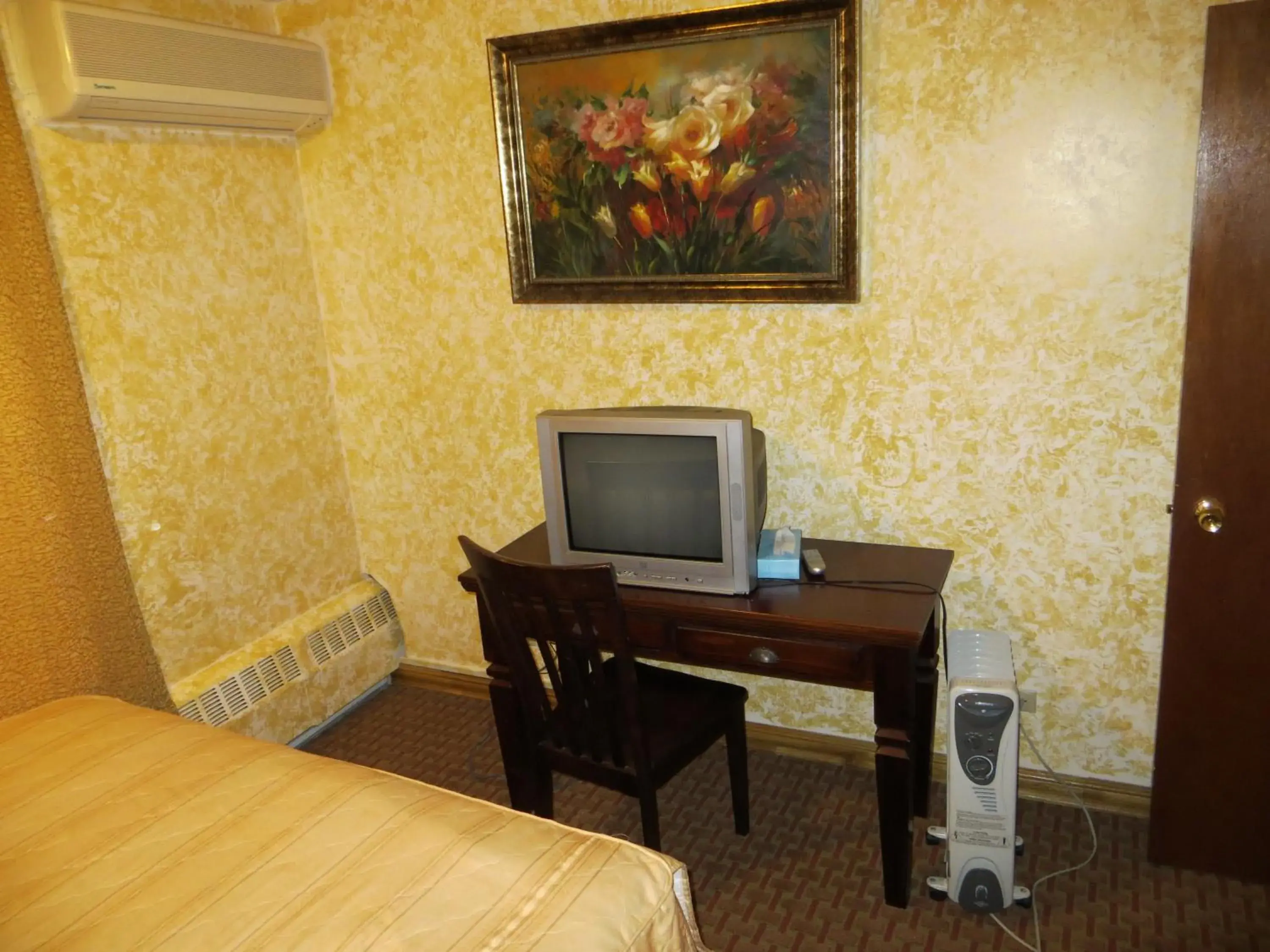 TV and multimedia, Bed in Chinatown Hotel Chicago TV and multimedia, Bed in Chinatown Hotel Chicago