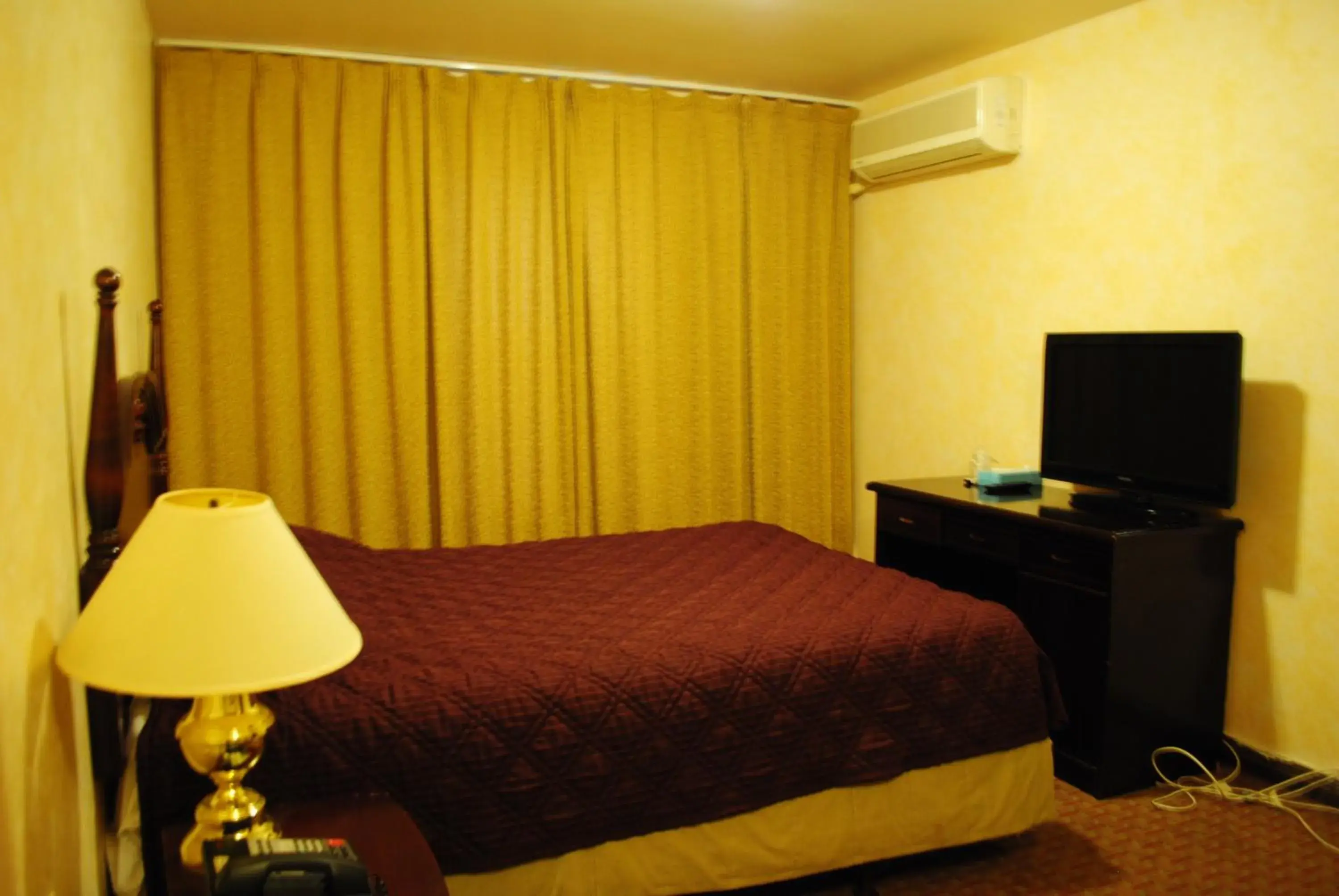 Bed in Chinatown Hotel Chicago Bed in Chinatown Hotel Chicago