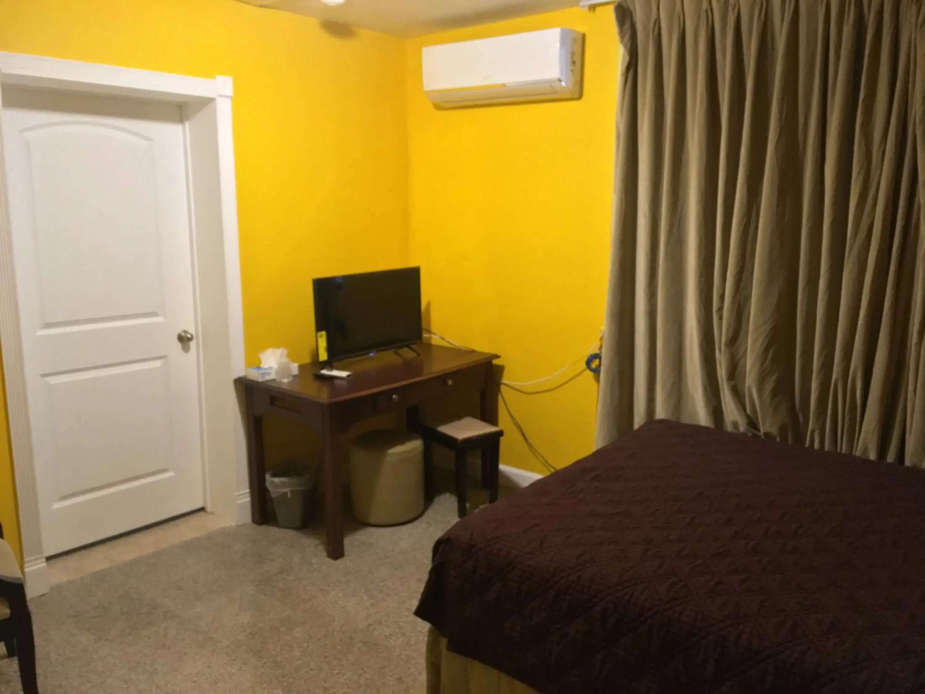 TV and multimedia, Bed in Chinatown Hotel Chicago TV and multimedia, Bed in Chinatown Hotel Chicago