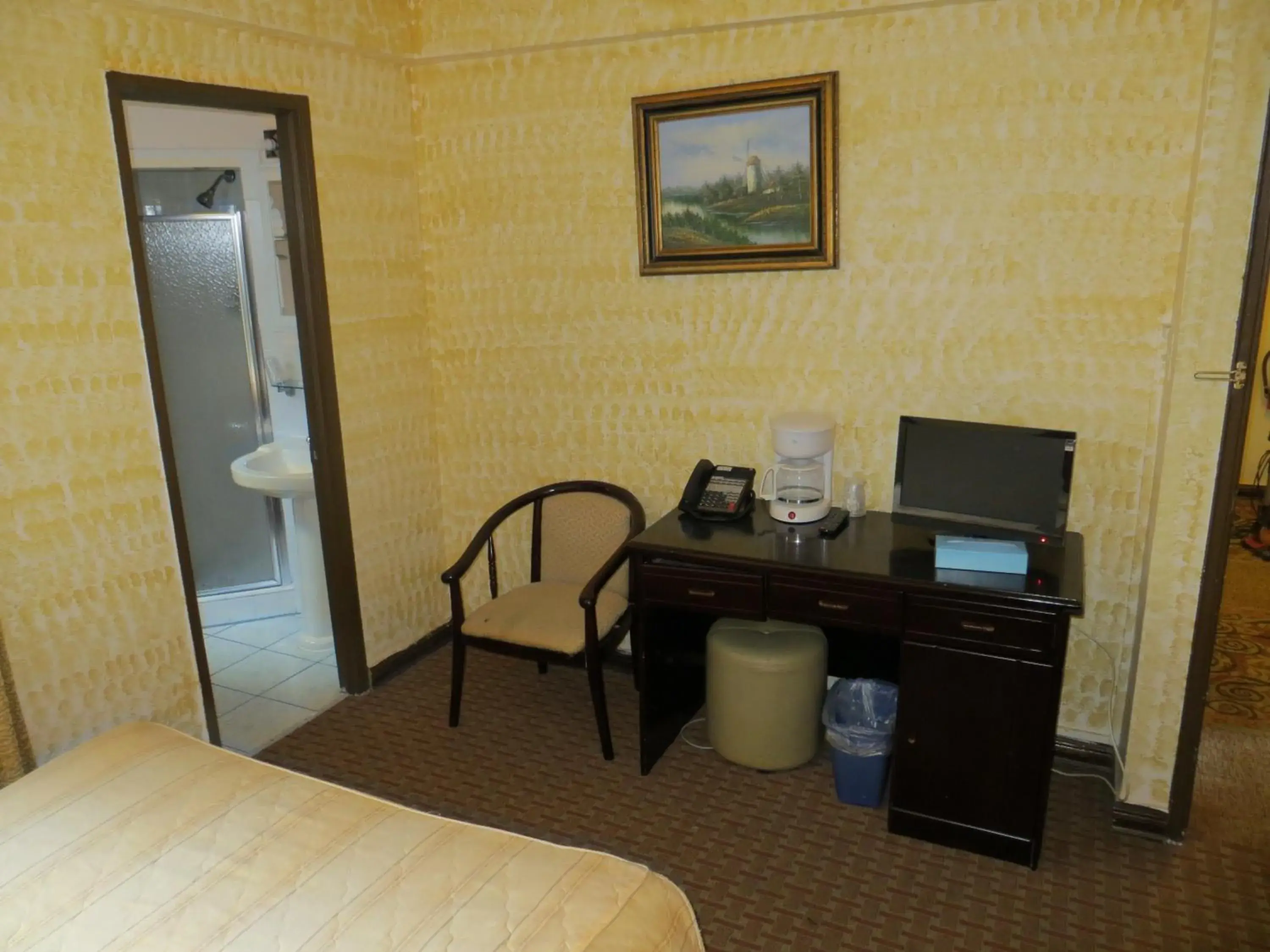 TV and multimedia, Bed in Chinatown Hotel Chicago TV and multimedia, Bed in Chinatown Hotel Chicago