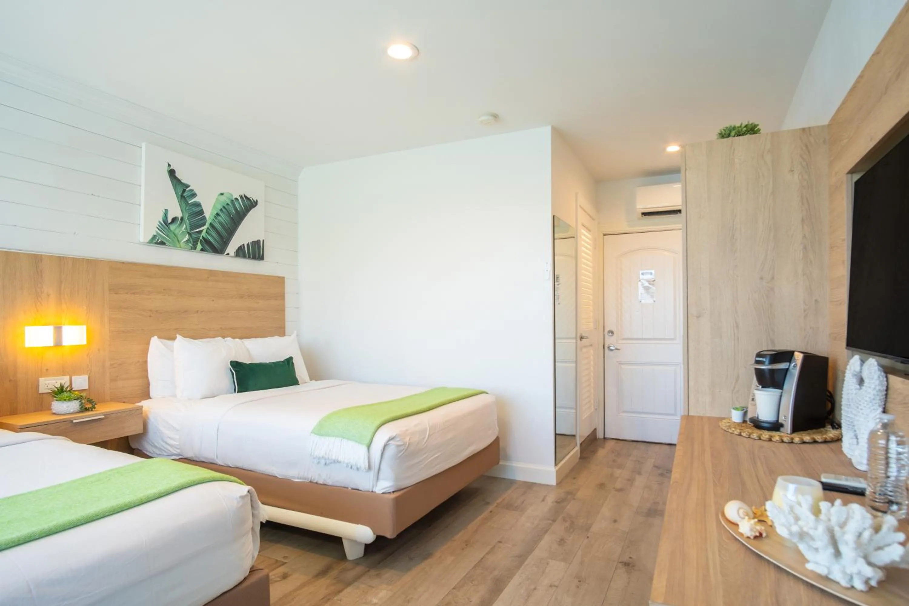 Photo of the whole room, Bed in Gilbert's Resort