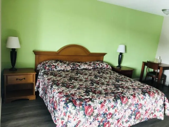 Bed in Flamingo Beach Inn