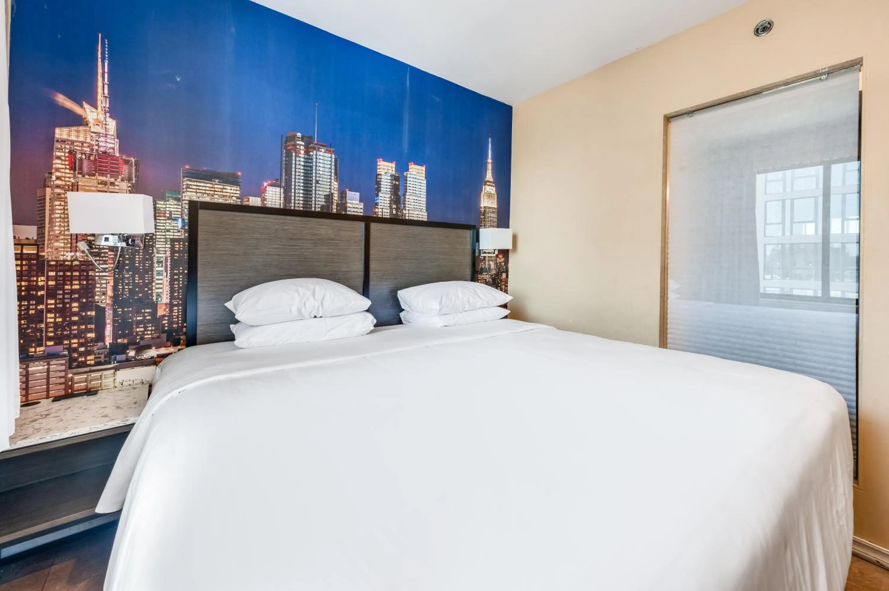 Bed in Knights Inn Brooklyn Sunset Park