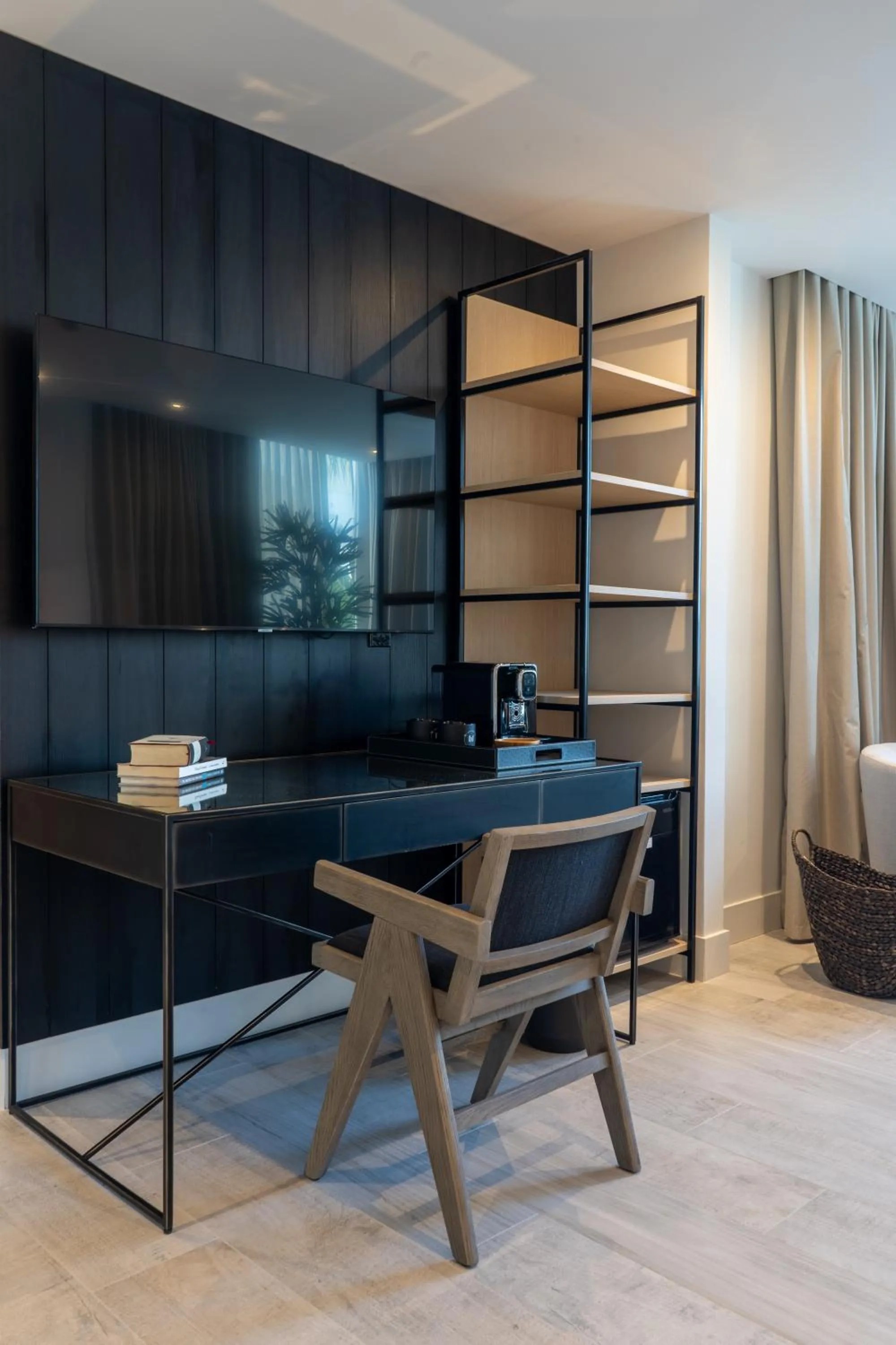 TV and multimedia in Nassau Suite South Beach, an All Suite Hotel