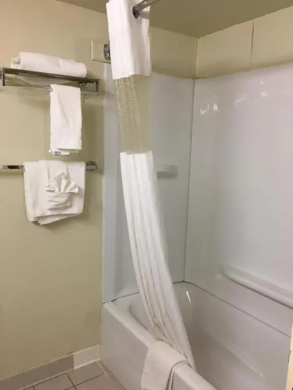 Queen Room - Accessible/Nonsmoking in Econo Lodge Inn & Suites Radford-Blacksburg Area Queen Room - Accessible/Nonsmoking in Econo Lodge Inn & Suites Radford-Blacksburg Area