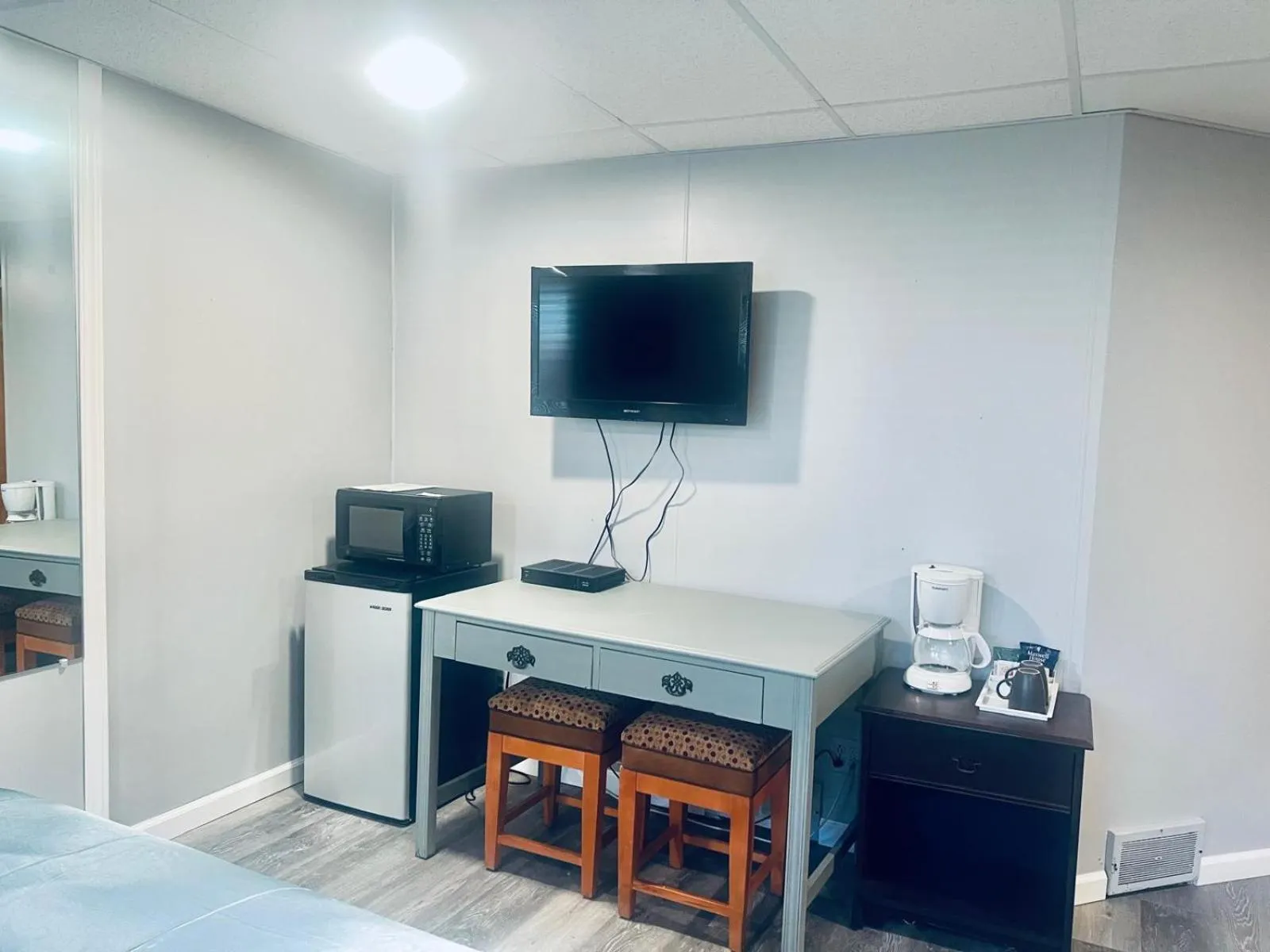 TV and multimedia, Bed in Falls Motel