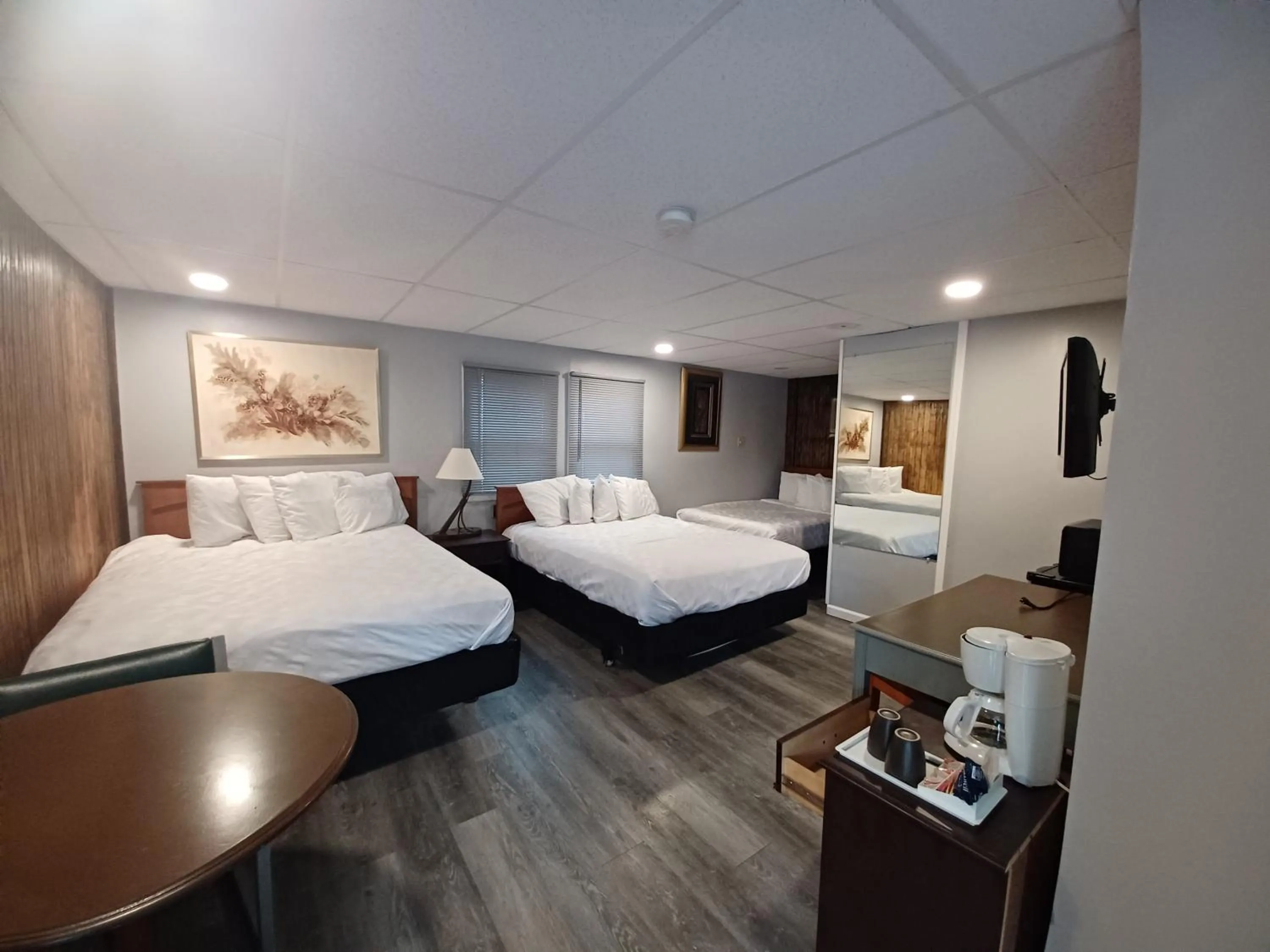 Bedroom, Bed in Falls Motel