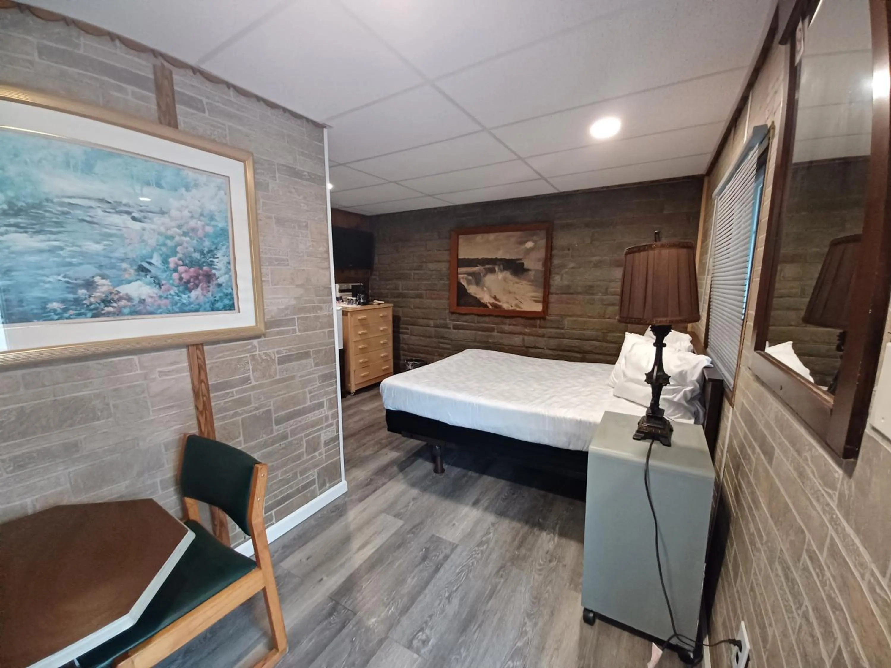 Bedroom, Bed in Falls Motel