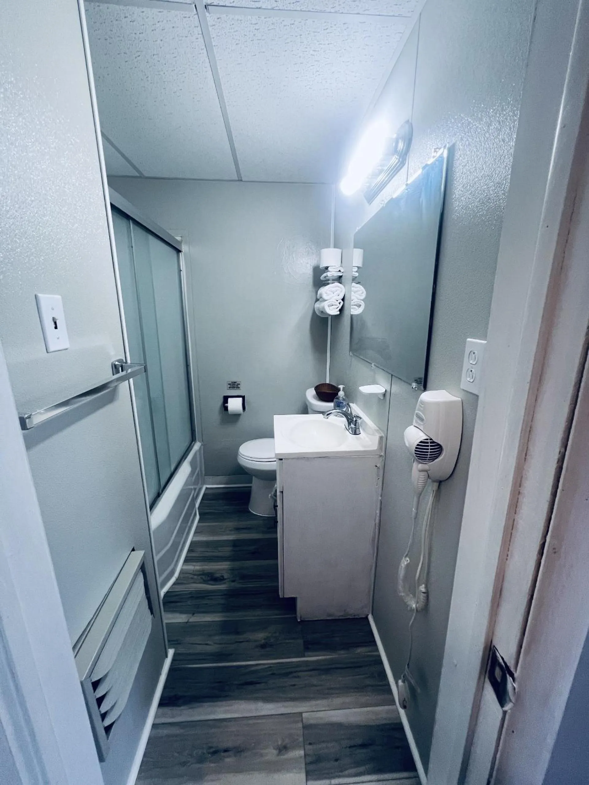 Bathroom in Falls Motel