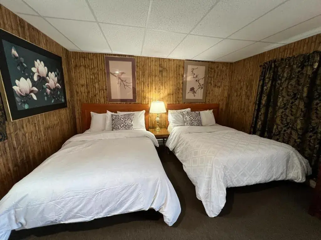 Room with Two Beds in Falls Motel Room with Two Beds in Falls Motel