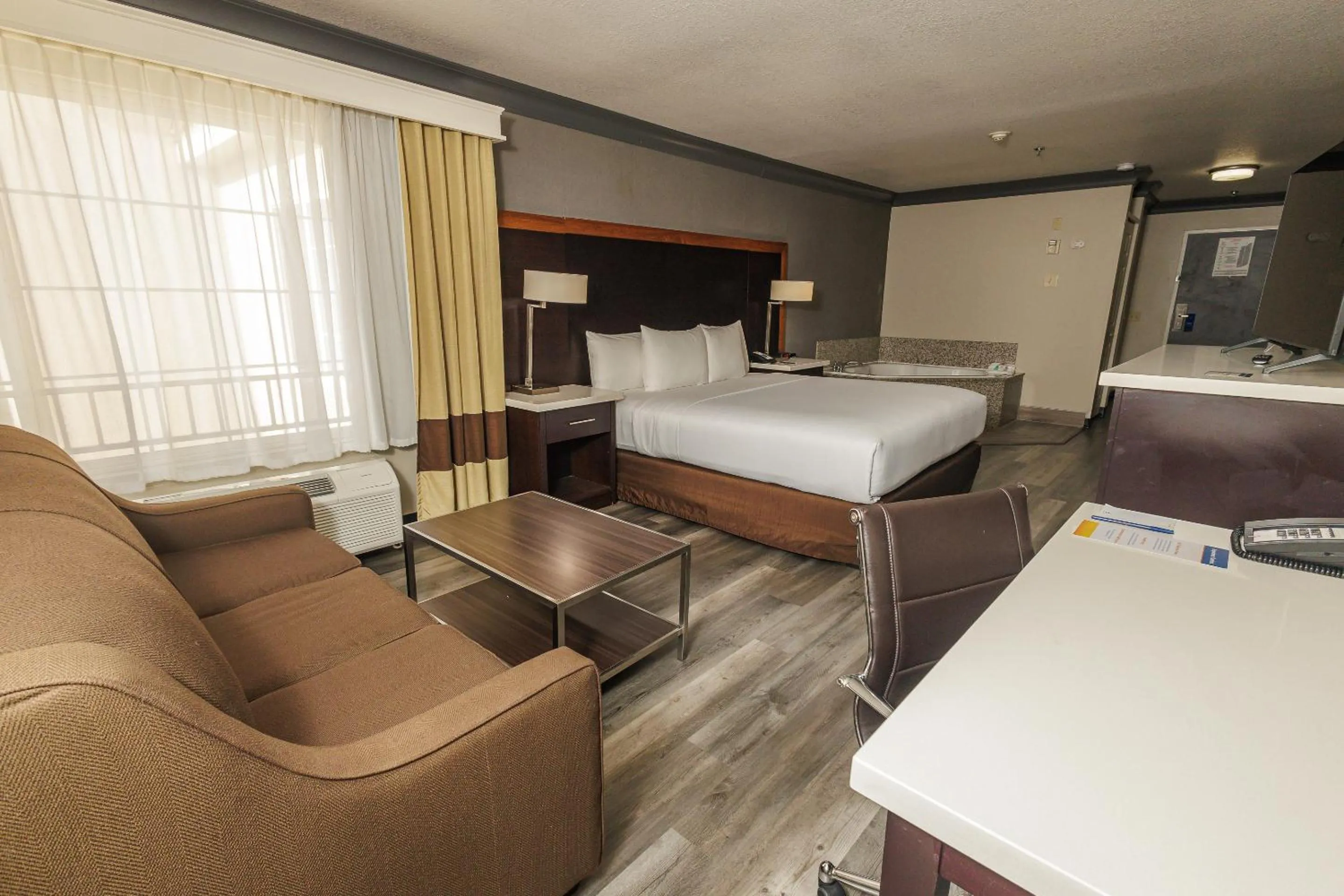 Guests, Bed in Comfort Inn & Suites Near Universal - N Hollywood - Burbank