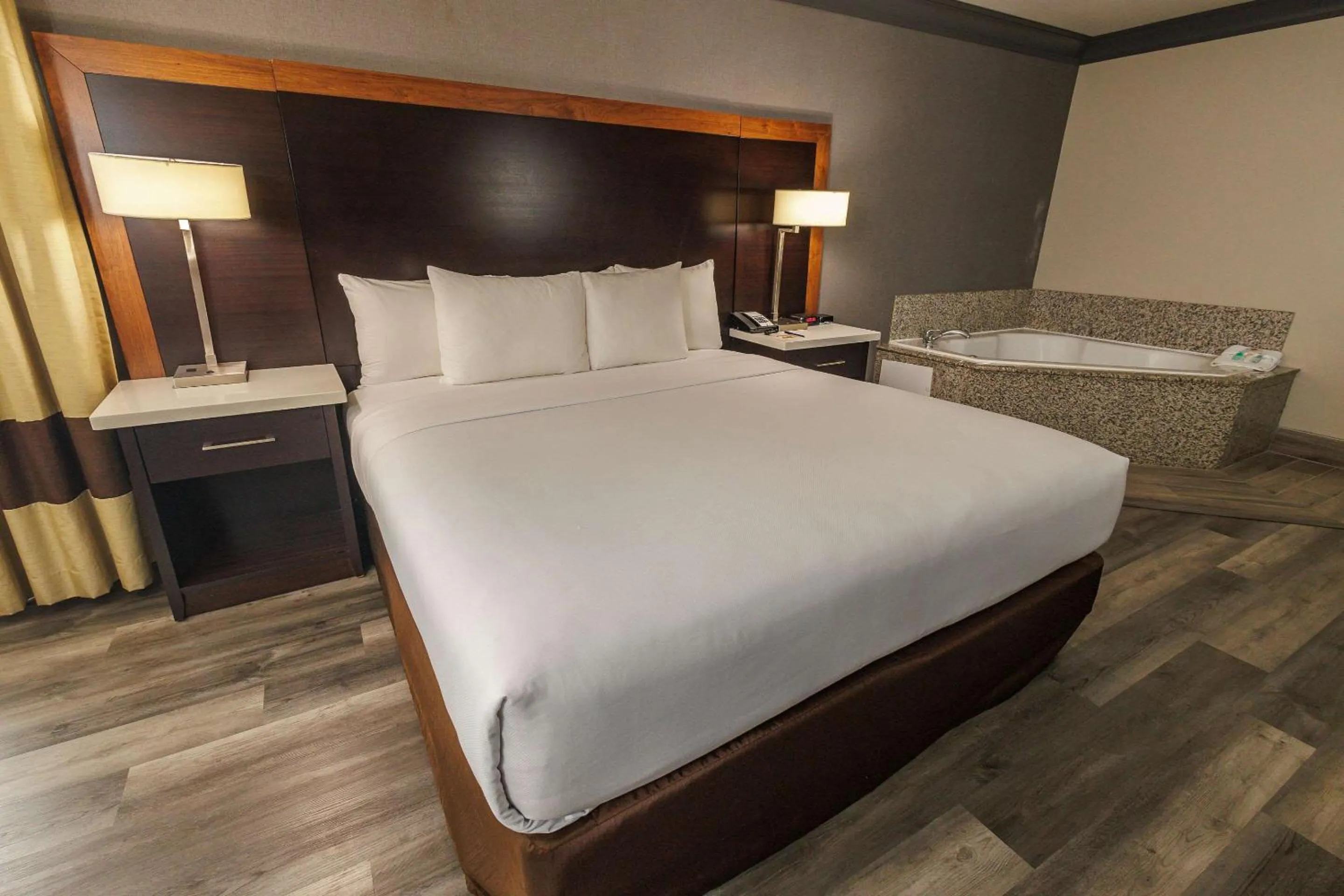 Bedroom, Bed in Comfort Inn & Suites Near Universal - N Hollywood - Burbank