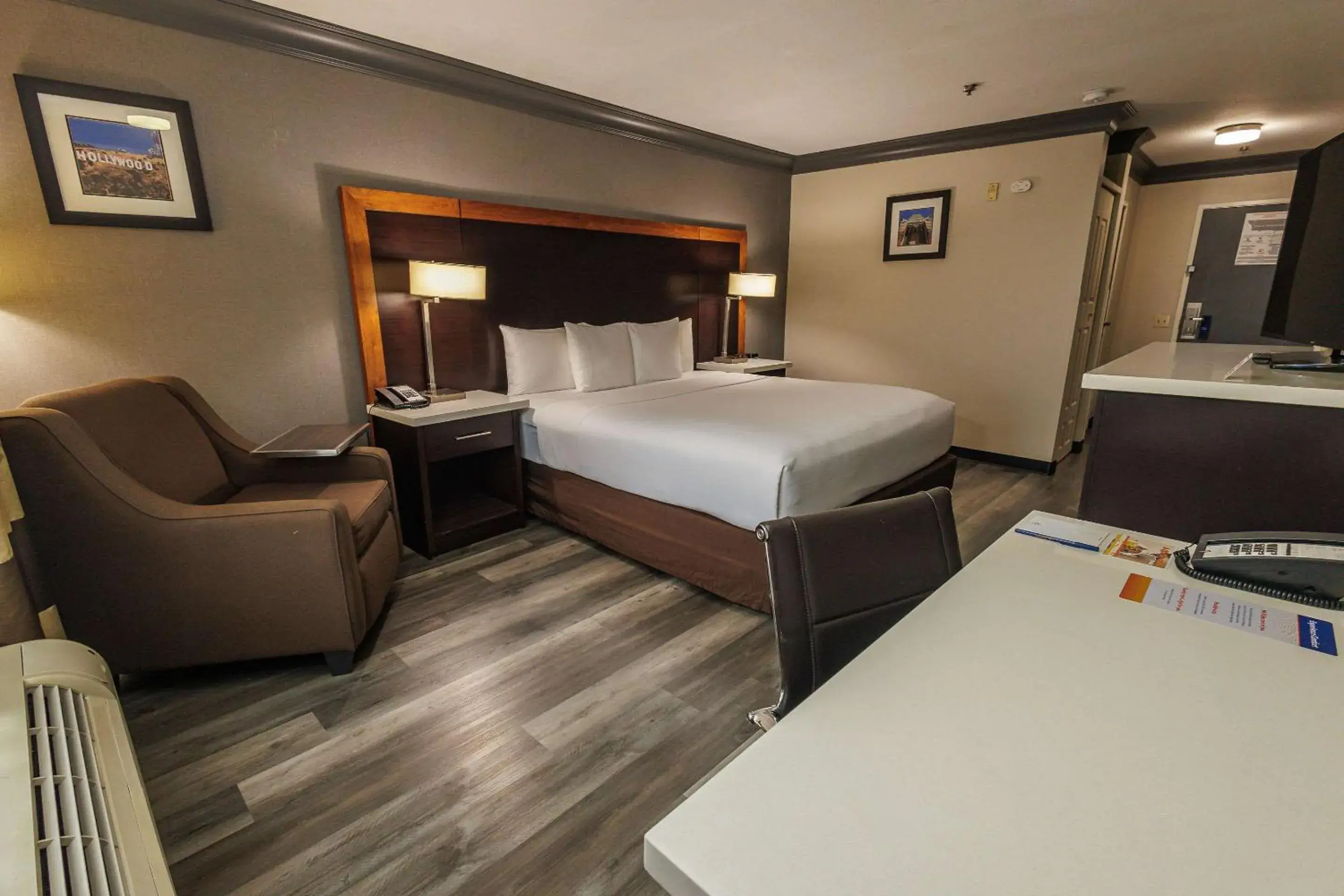 Bedroom, Bed in Comfort Inn & Suites Near Universal - N Hollywood - Burbank Bedroom, Bed in Comfort Inn & Suites Near Universal - N Hollywood - Burbank