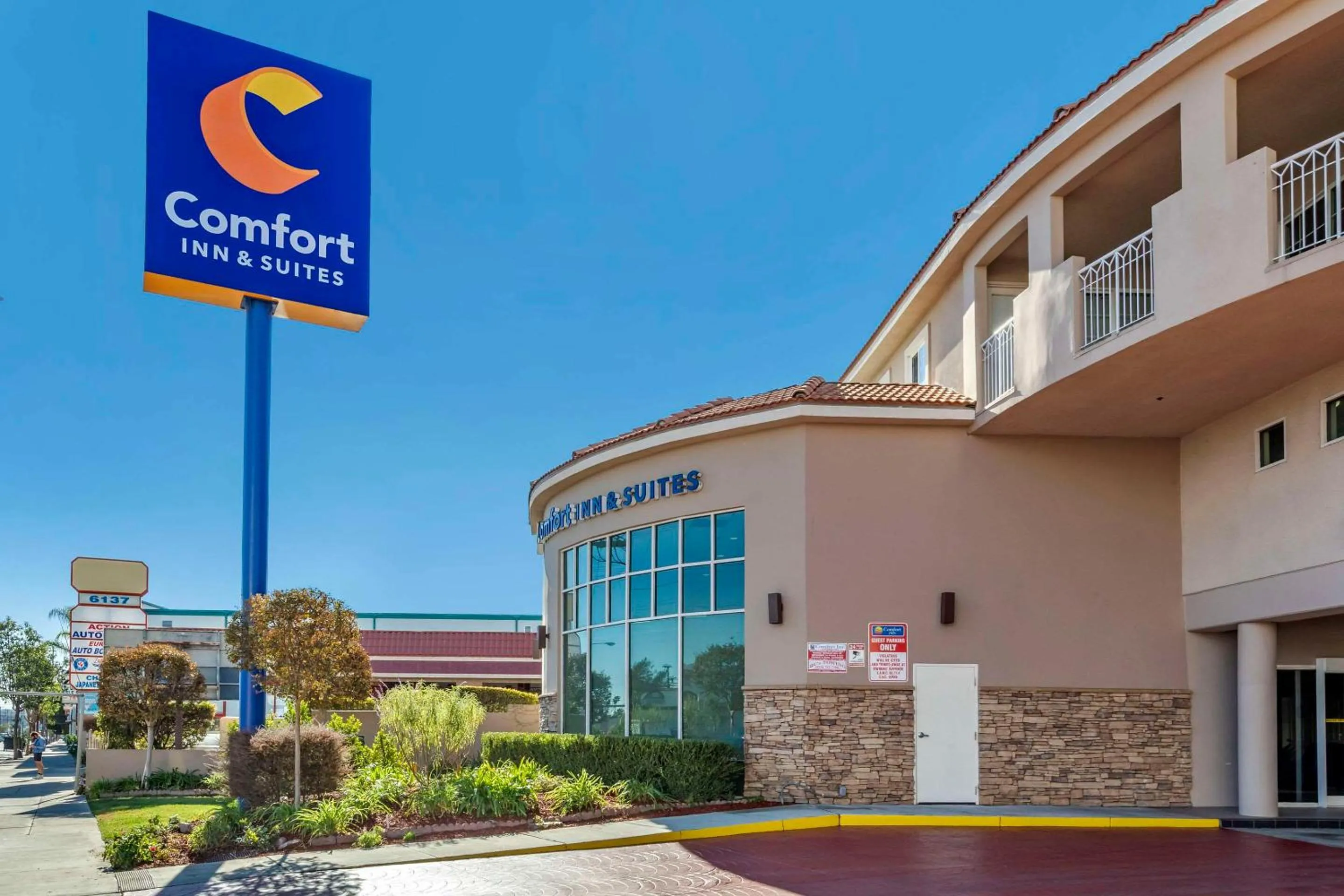Property building in Comfort Inn & Suites Near Universal - N Hollywood - Burbank