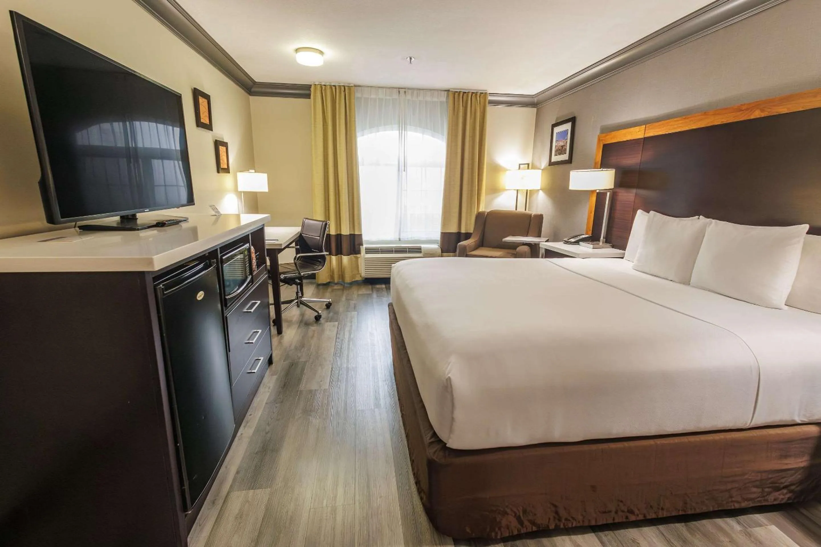 Bedroom, Bed in Comfort Inn & Suites Near Universal - N Hollywood - Burbank