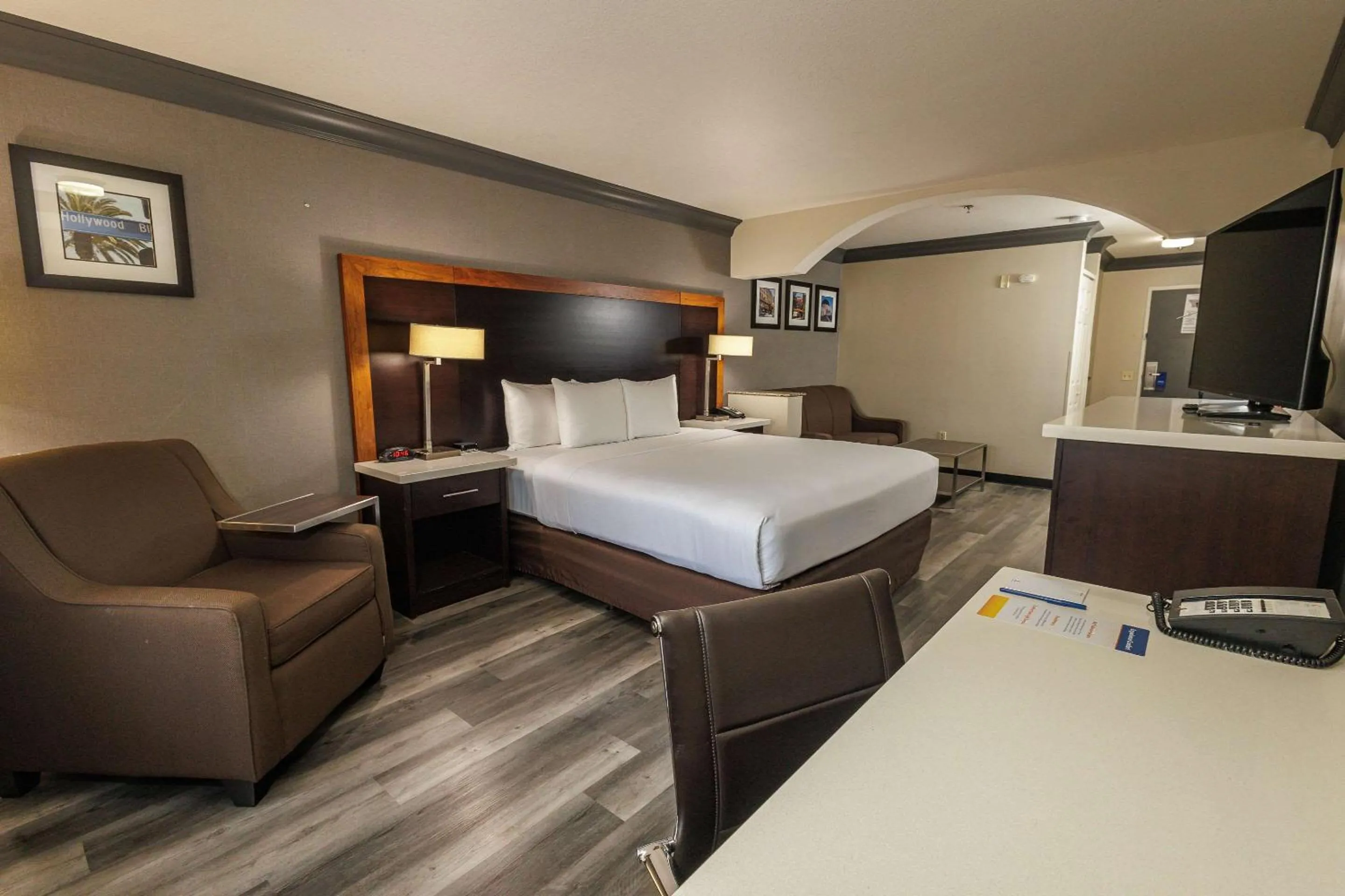 Bedroom, Bed in Comfort Inn & Suites Near Universal - N Hollywood - Burbank