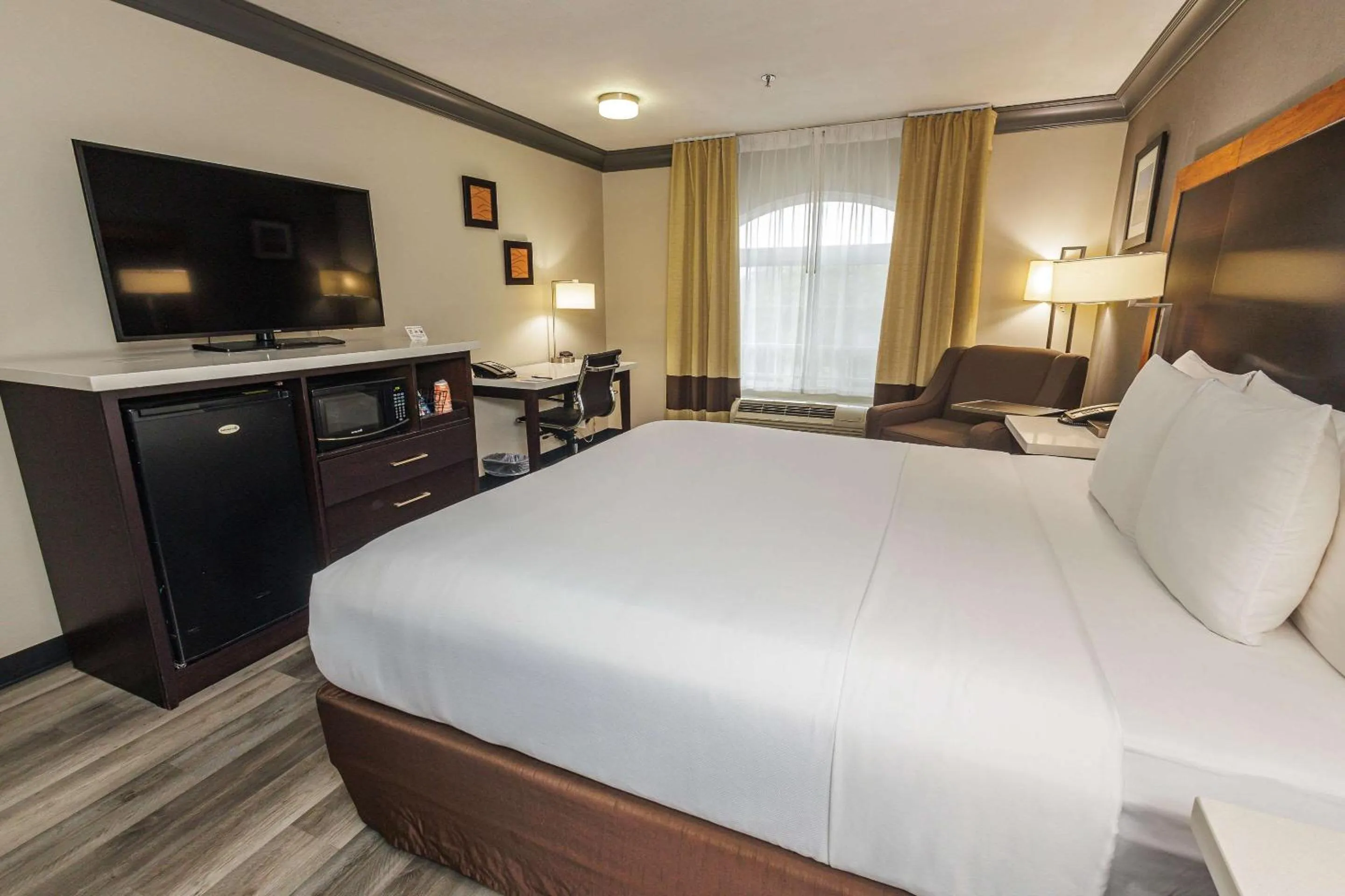 Bedroom, Bed in Comfort Inn & Suites Near Universal - N Hollywood - Burbank