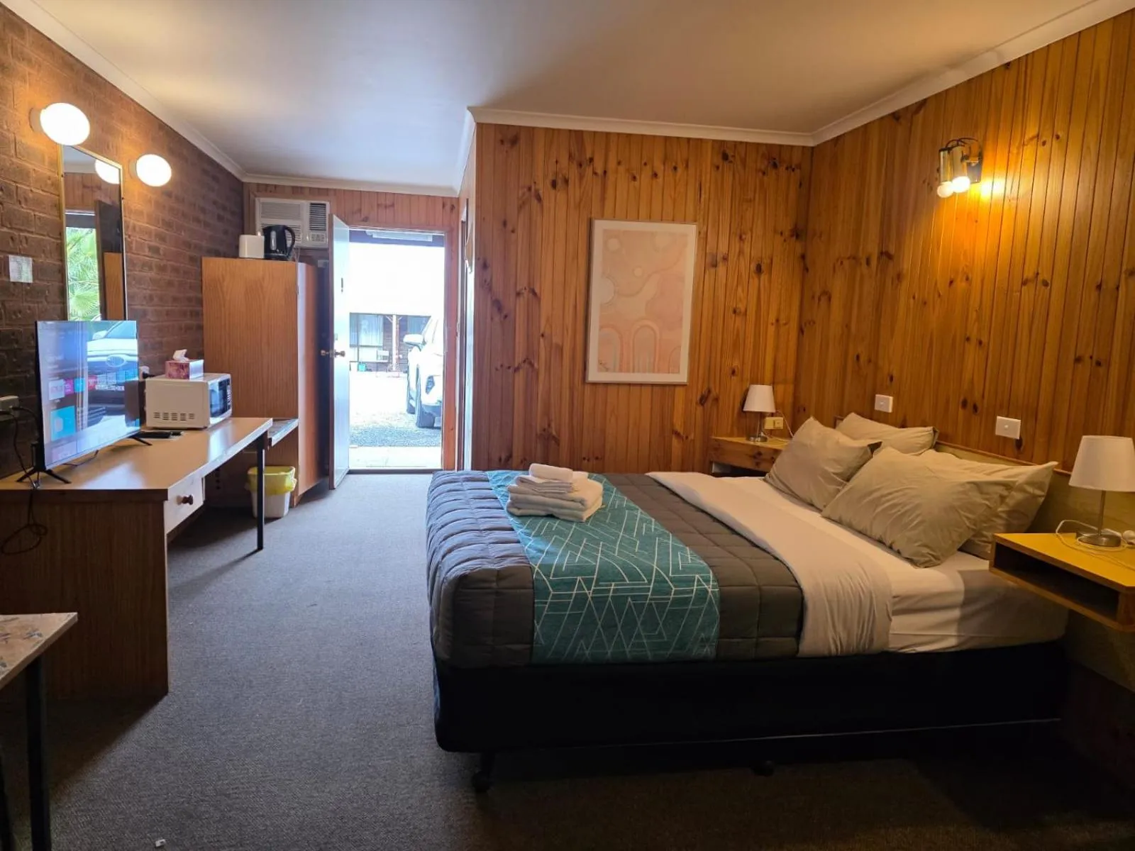 Bed in Country Roads Motor Inn