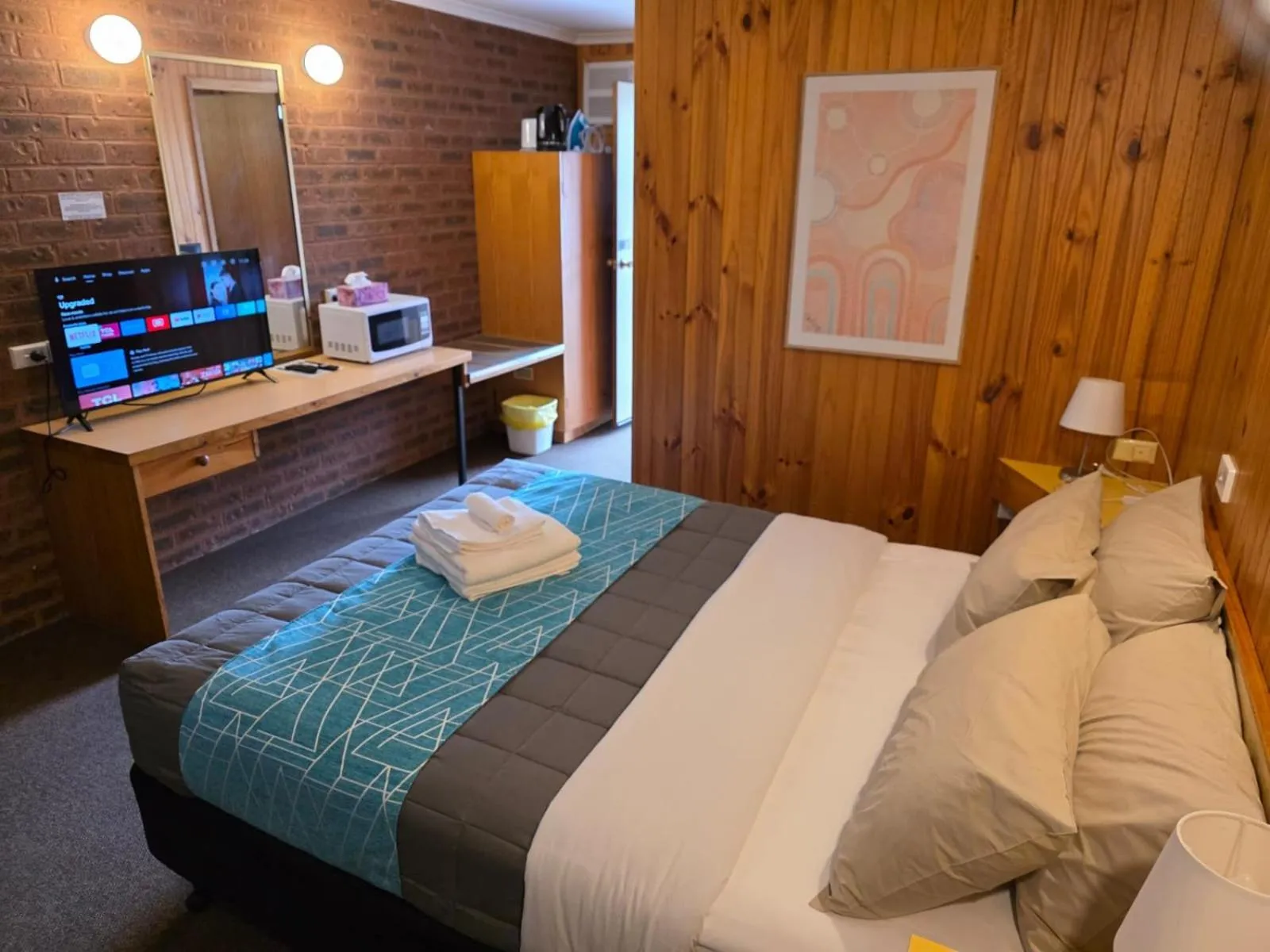 Bed in Country Roads Motor Inn