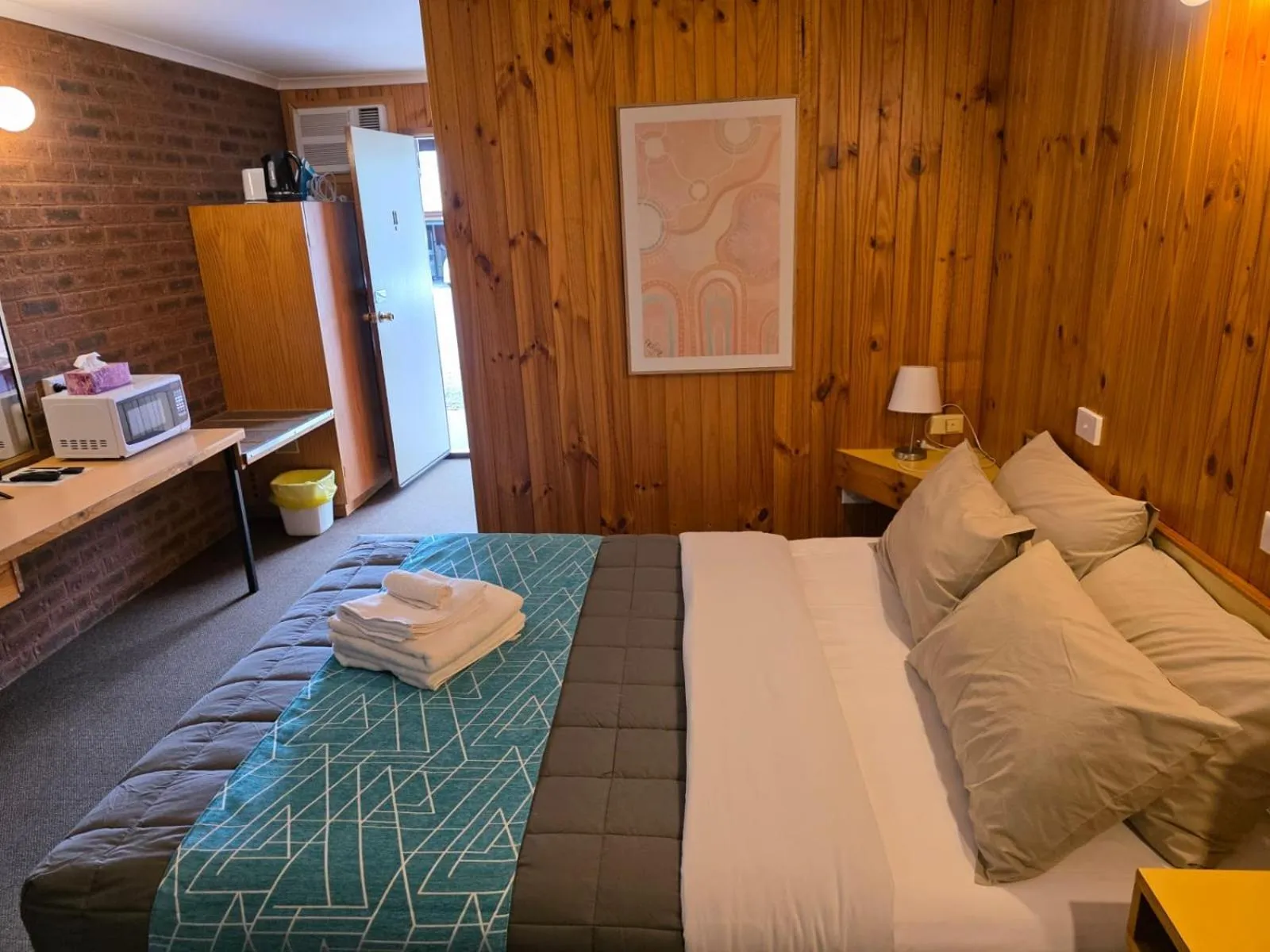 Bed in Country Roads Motor Inn