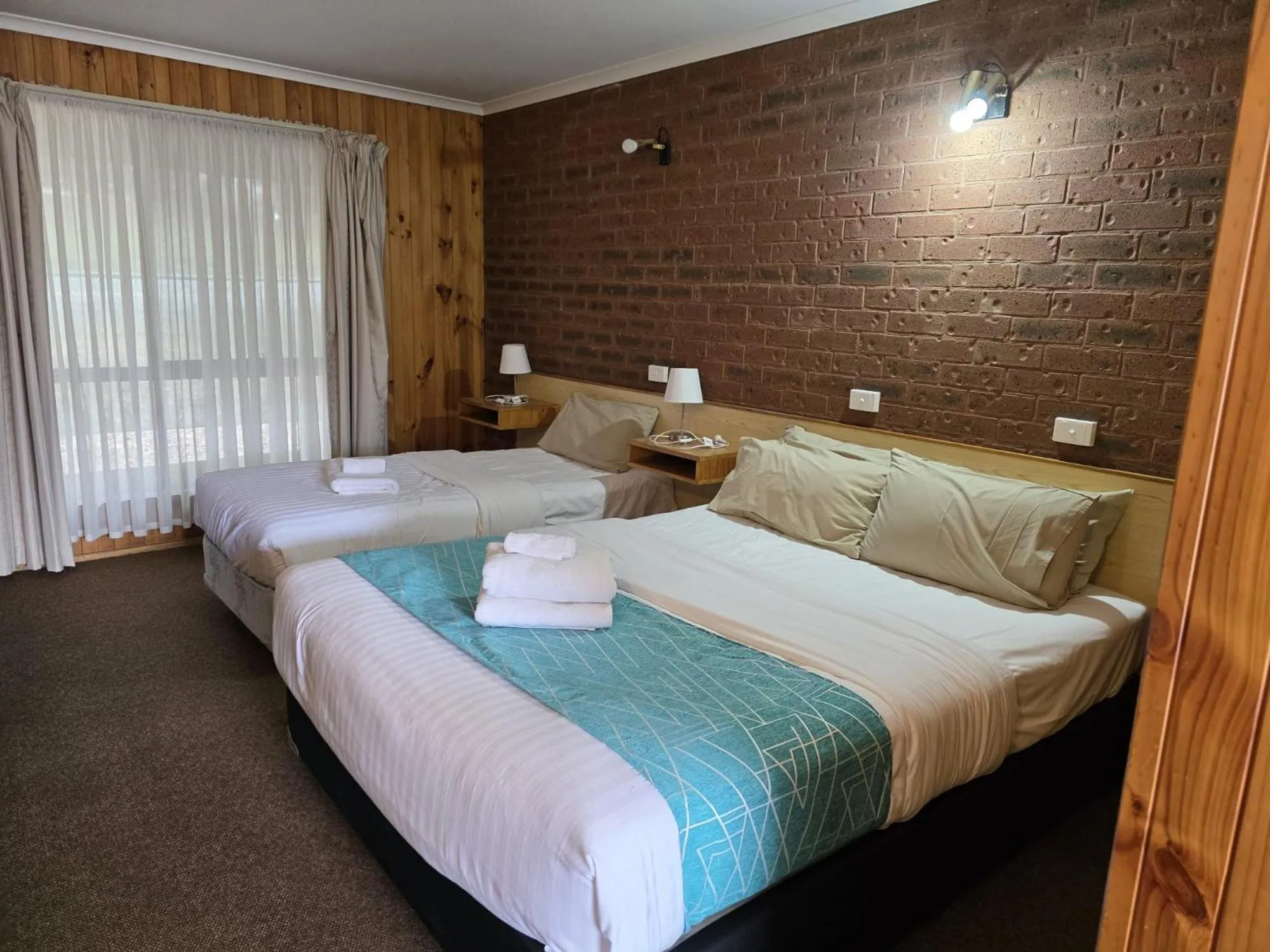 Bed in Country Roads Motor Inn