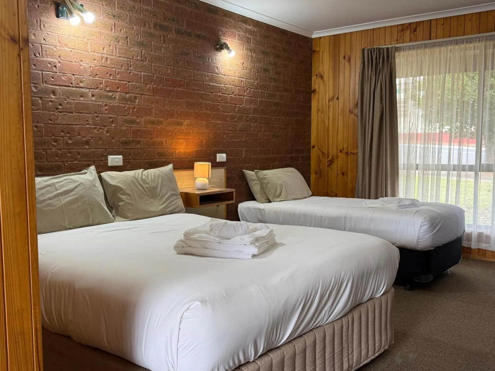 Bed in Country Roads Motor Inn