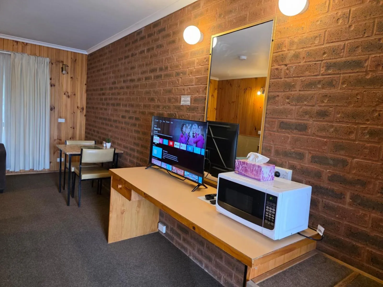 TV and multimedia in Country Roads Motor Inn