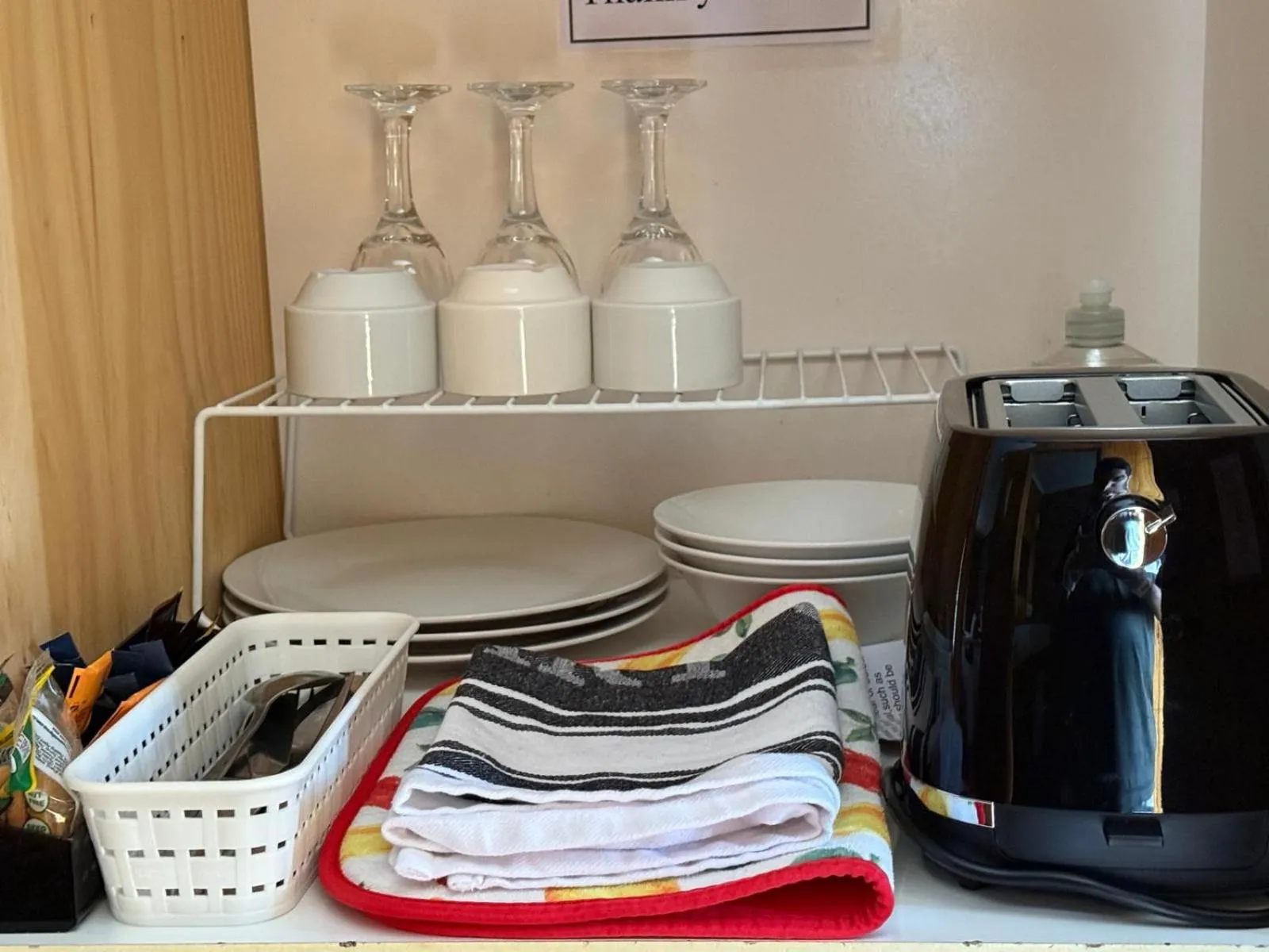 Kitchen or kitchenette in Country Roads Motor Inn