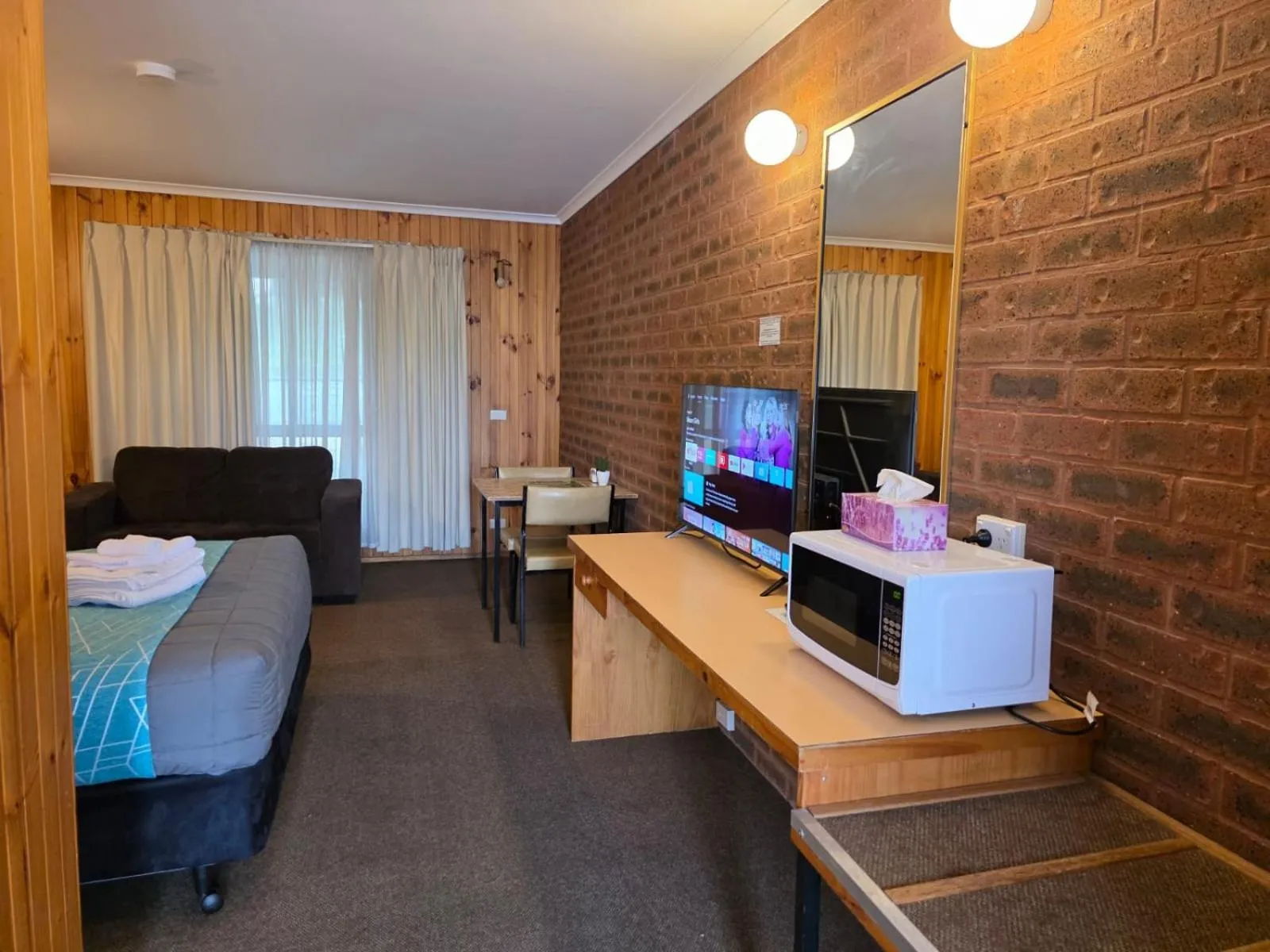 Bed in Country Roads Motor Inn