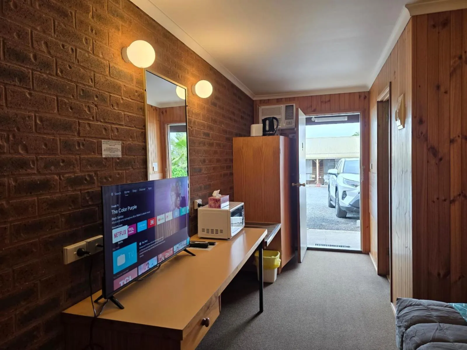 TV and multimedia in Country Roads Motor Inn