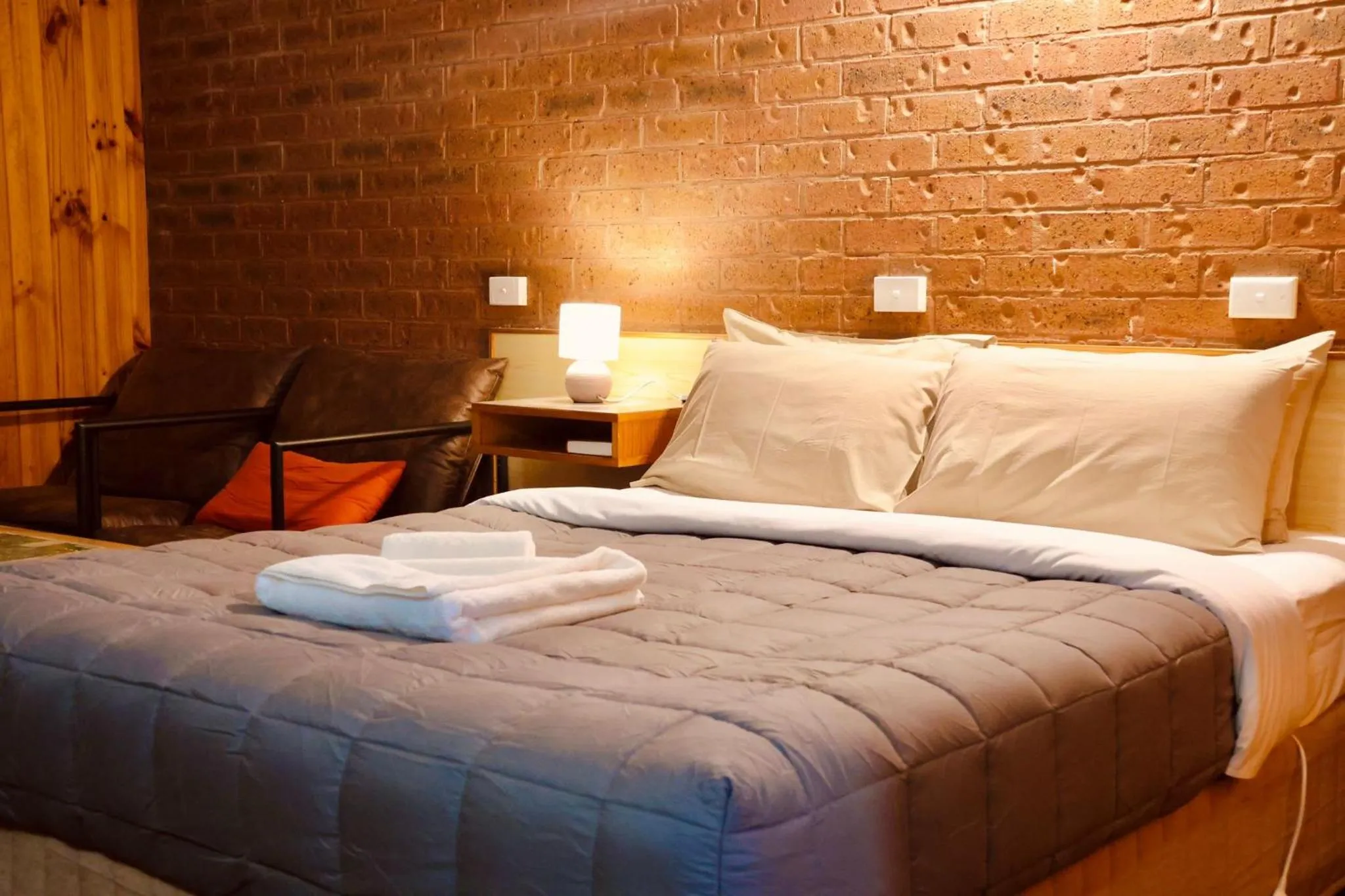 Bed in Country Roads Motor Inn