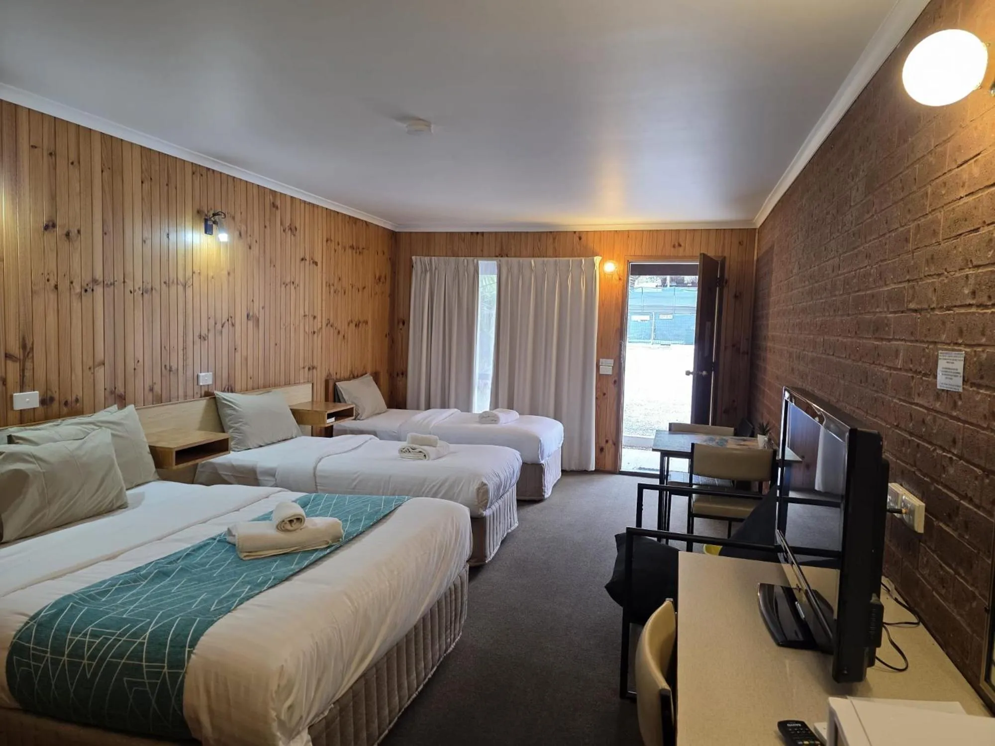 Bed in Country Roads Motor Inn