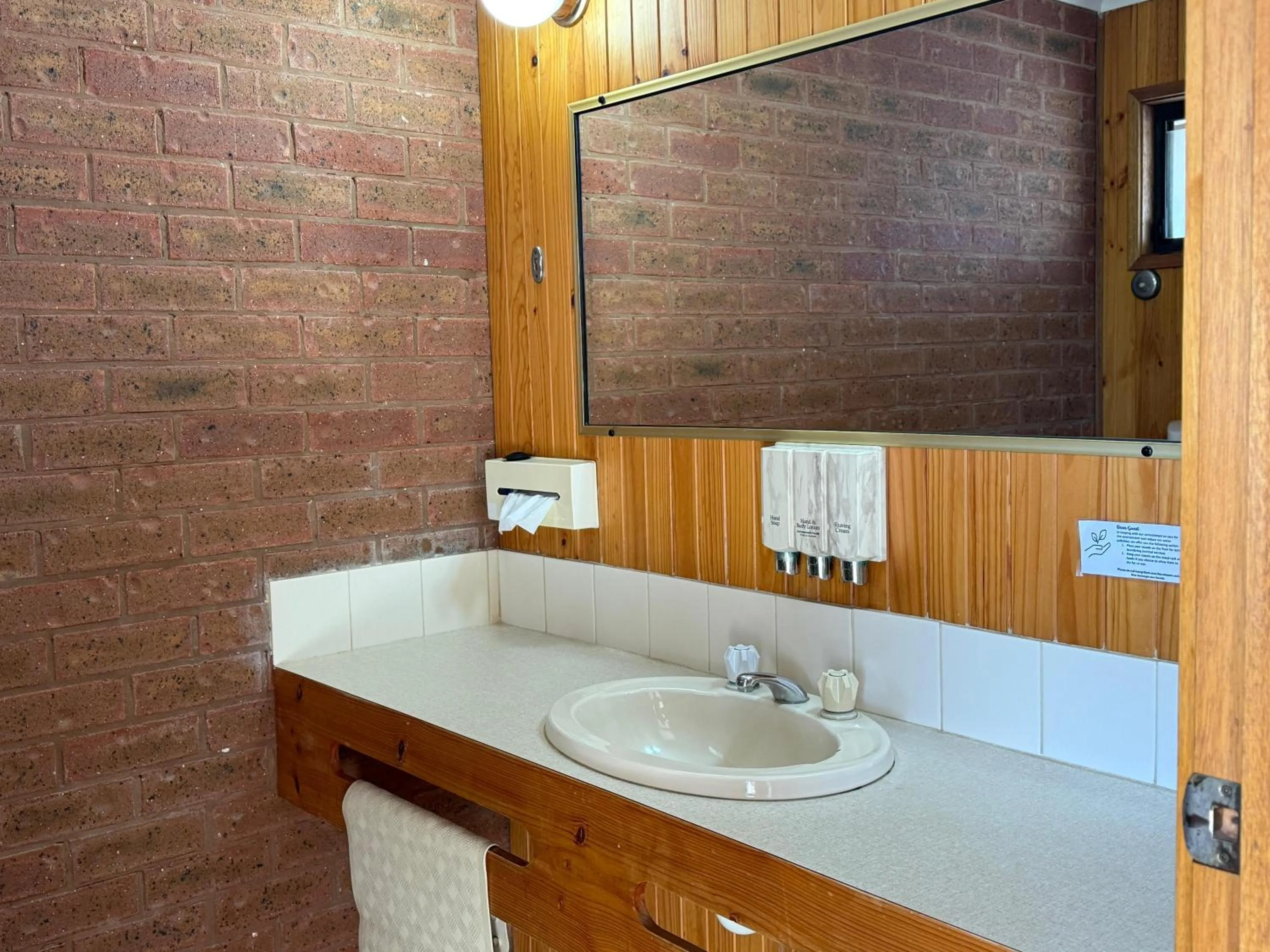 Country Roads Motor Inn