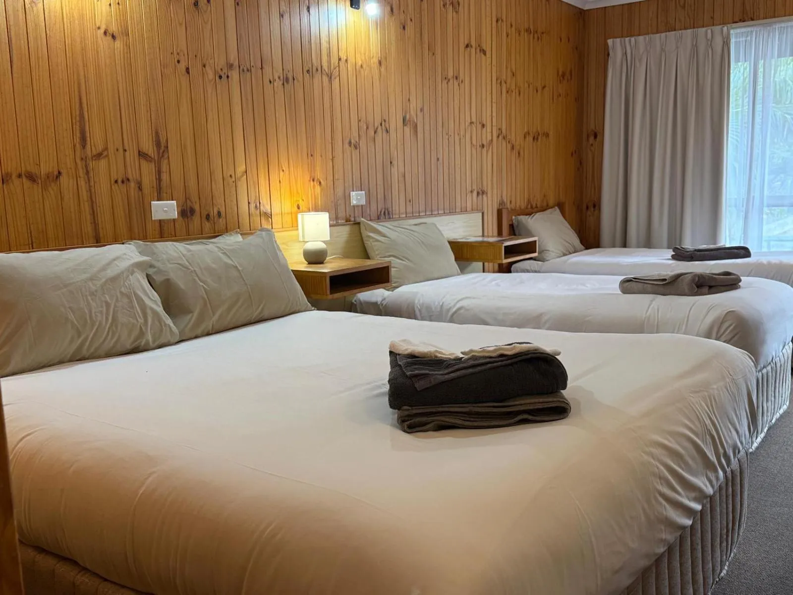 Bed in Country Roads Motor Inn