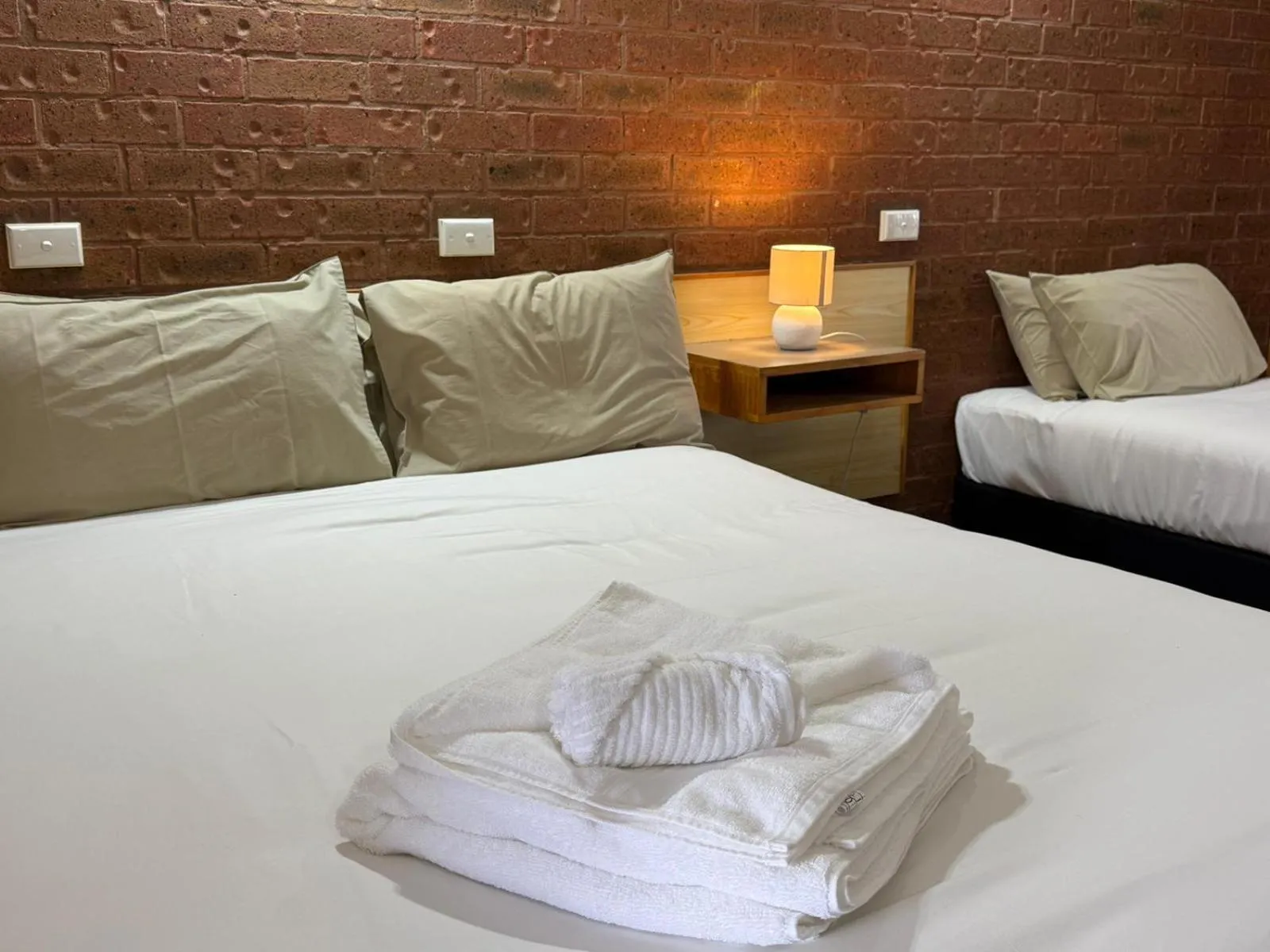 Bed in Country Roads Motor Inn