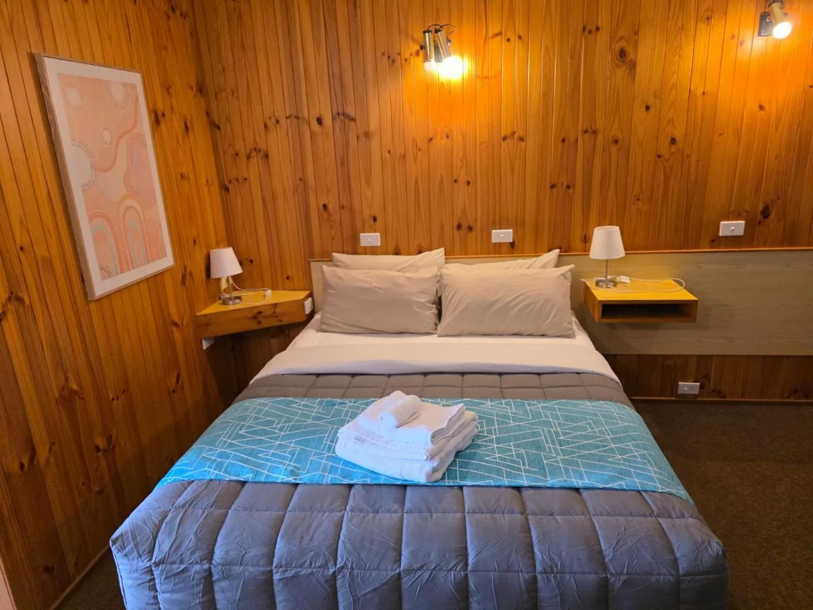 Bed in Country Roads Motor Inn