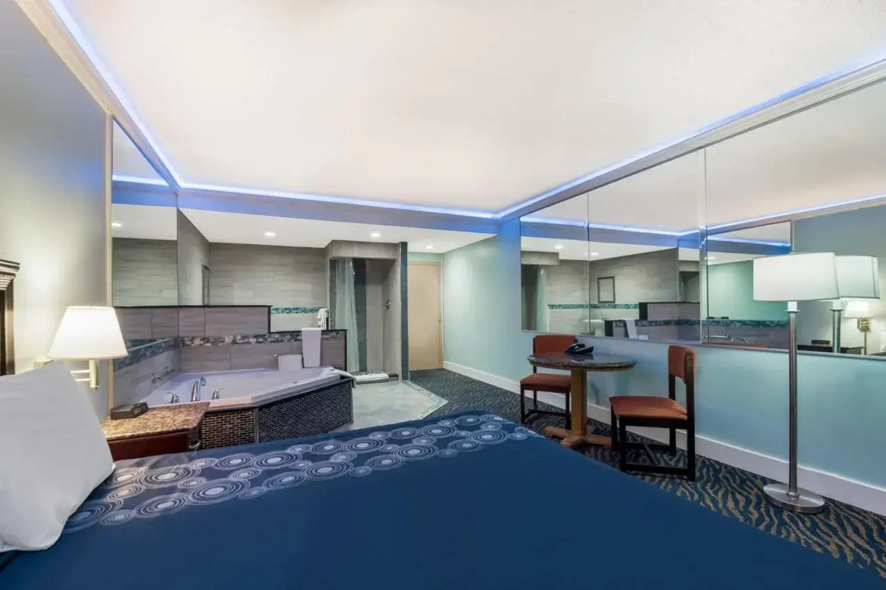 Photo of the whole room, Bed in Knights Inn Phildelphia Photo of the whole room, Bed in Knights Inn Phildelphia