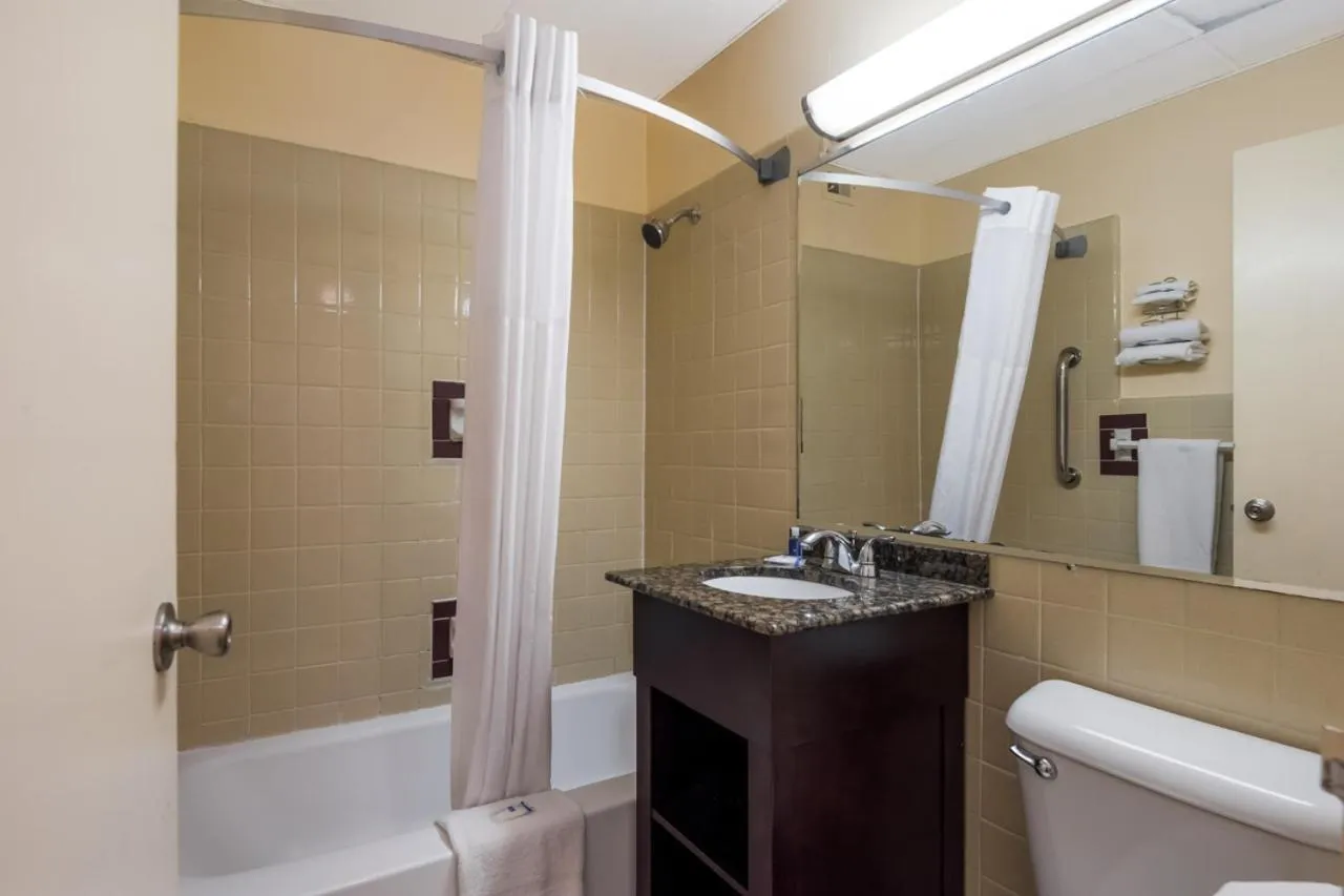 Shower in Knights Inn Phildelphia