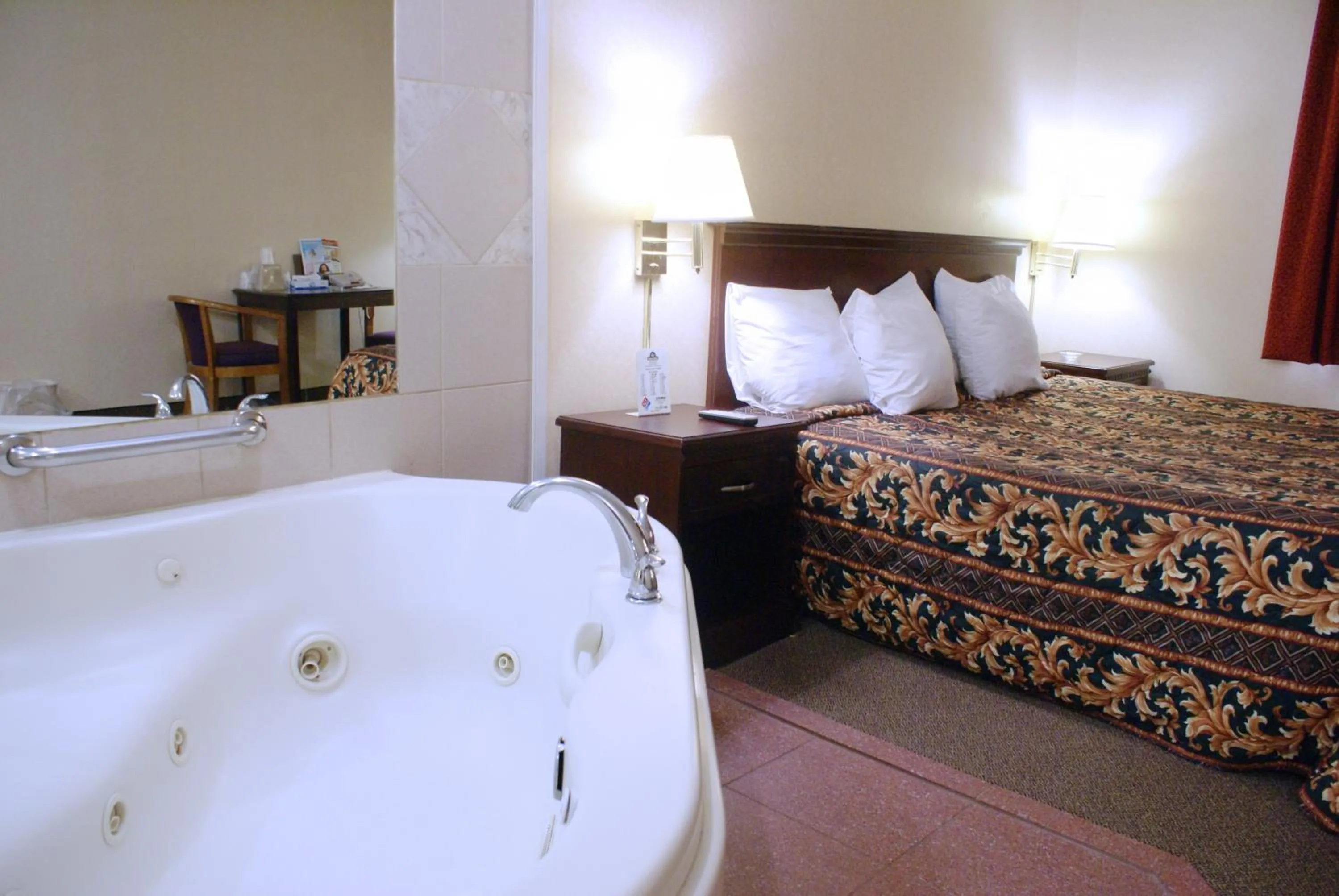 Bedroom, Bed in Rodeway Inn