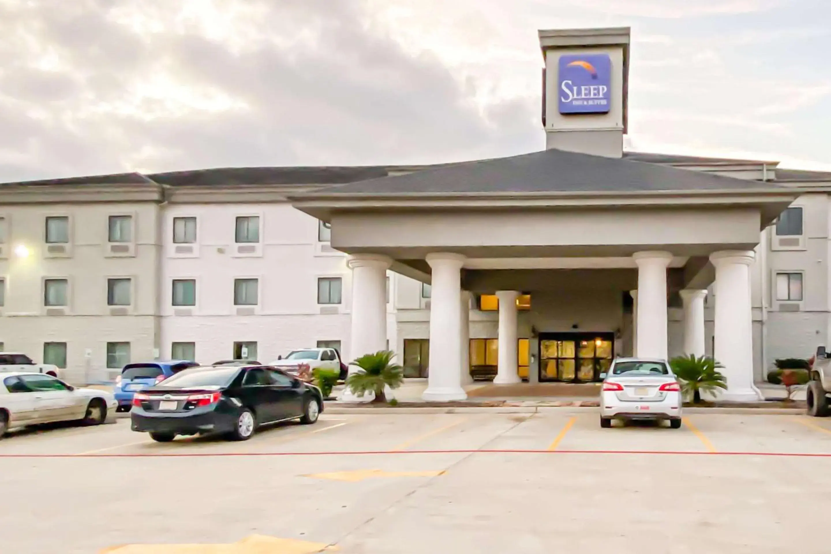 Property building in Sleep Inn & Suites Pearland - Houston South Property building in Sleep Inn & Suites Pearland - Houston South