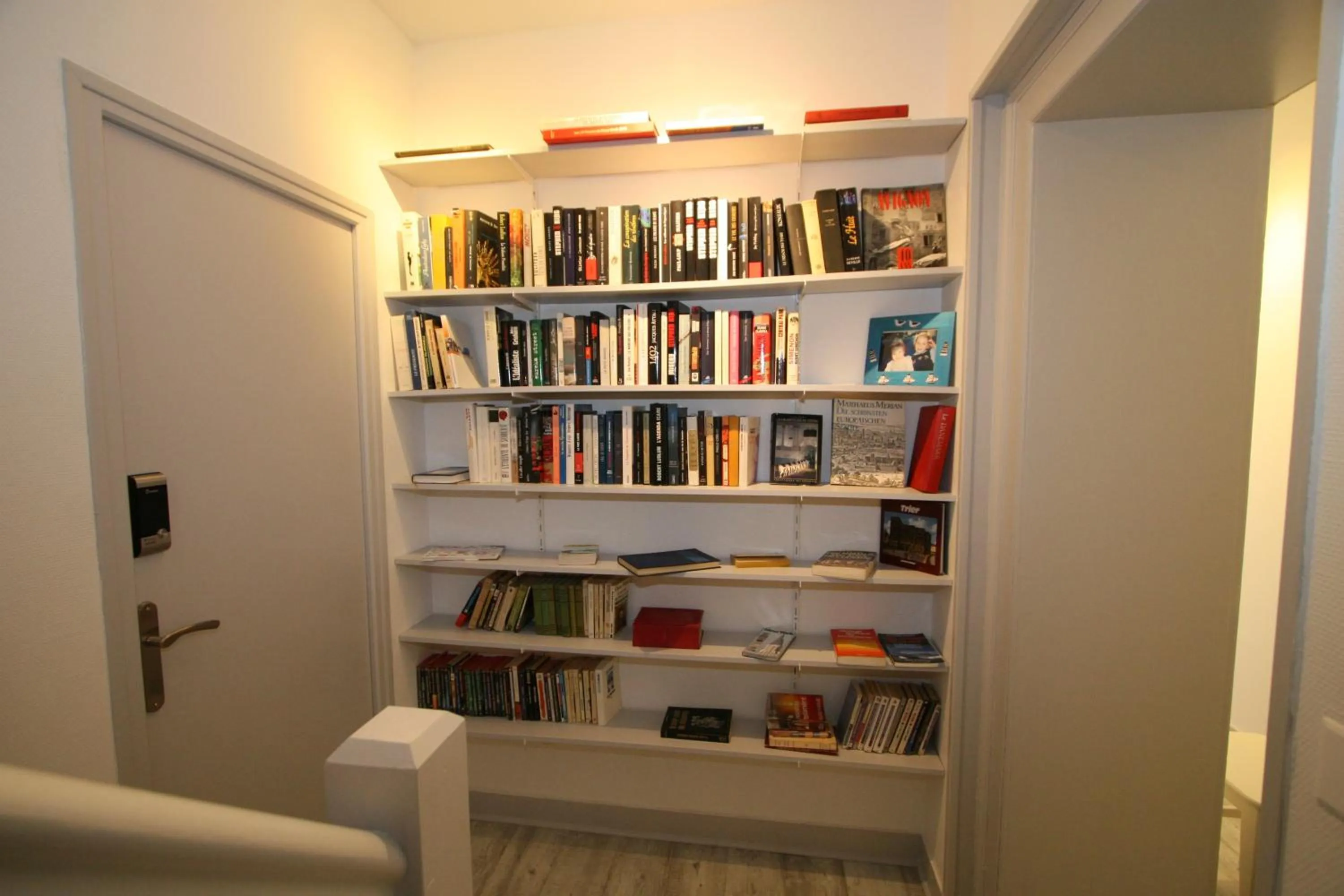 Library in The Old Fenwick House