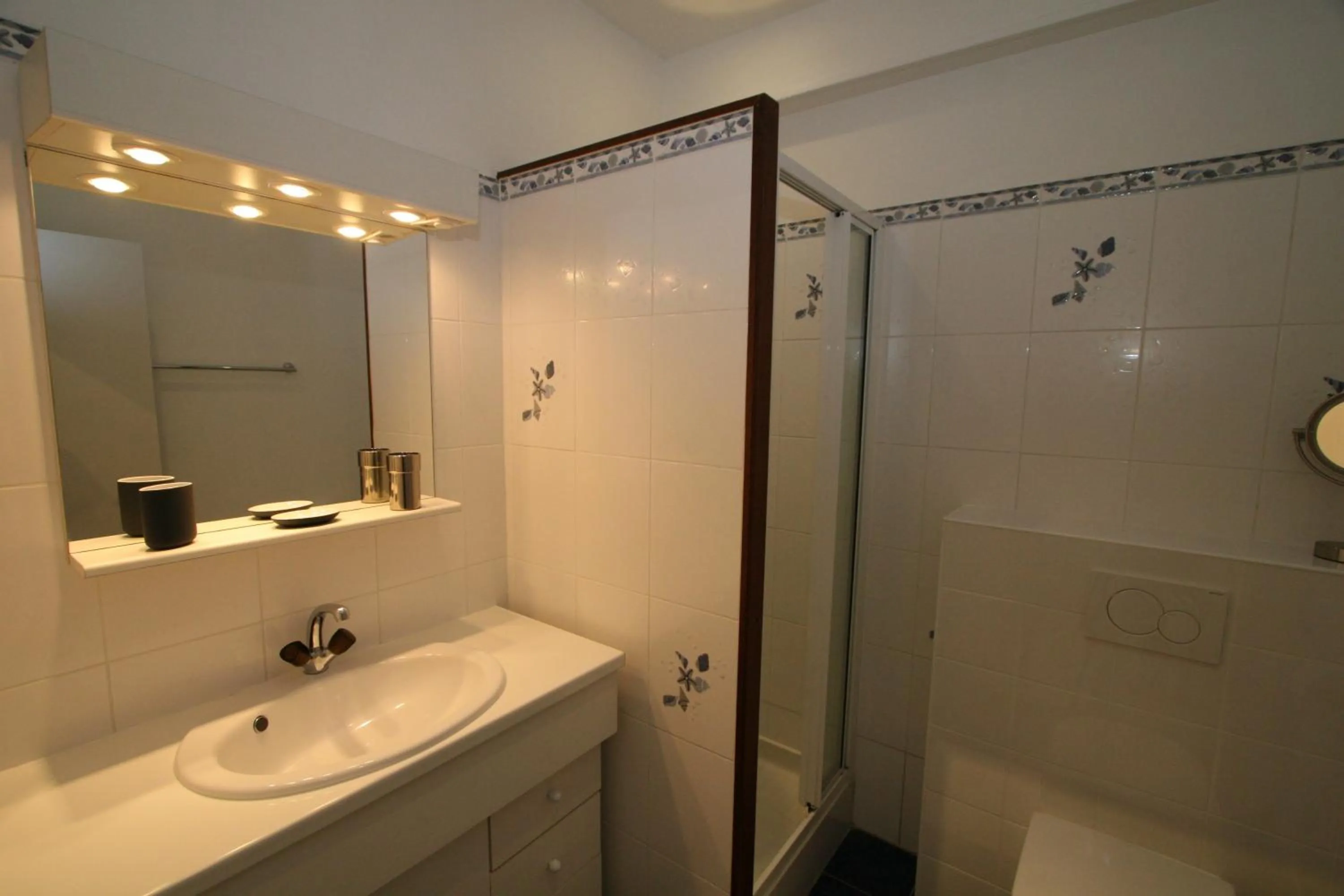 Shower in The Old Fenwick House