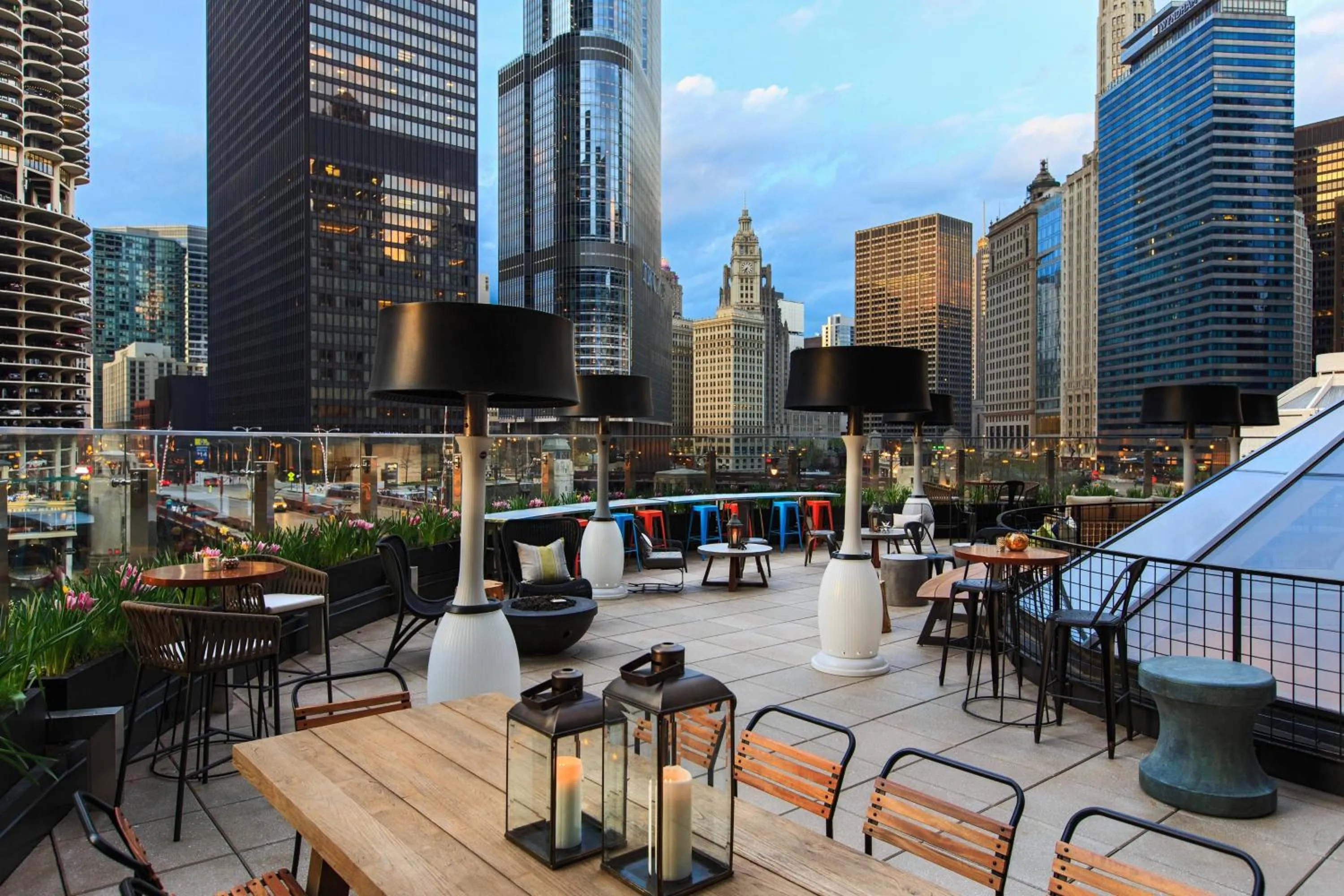 Lounge or bar in Renaissance Chicago Downtown Hotel