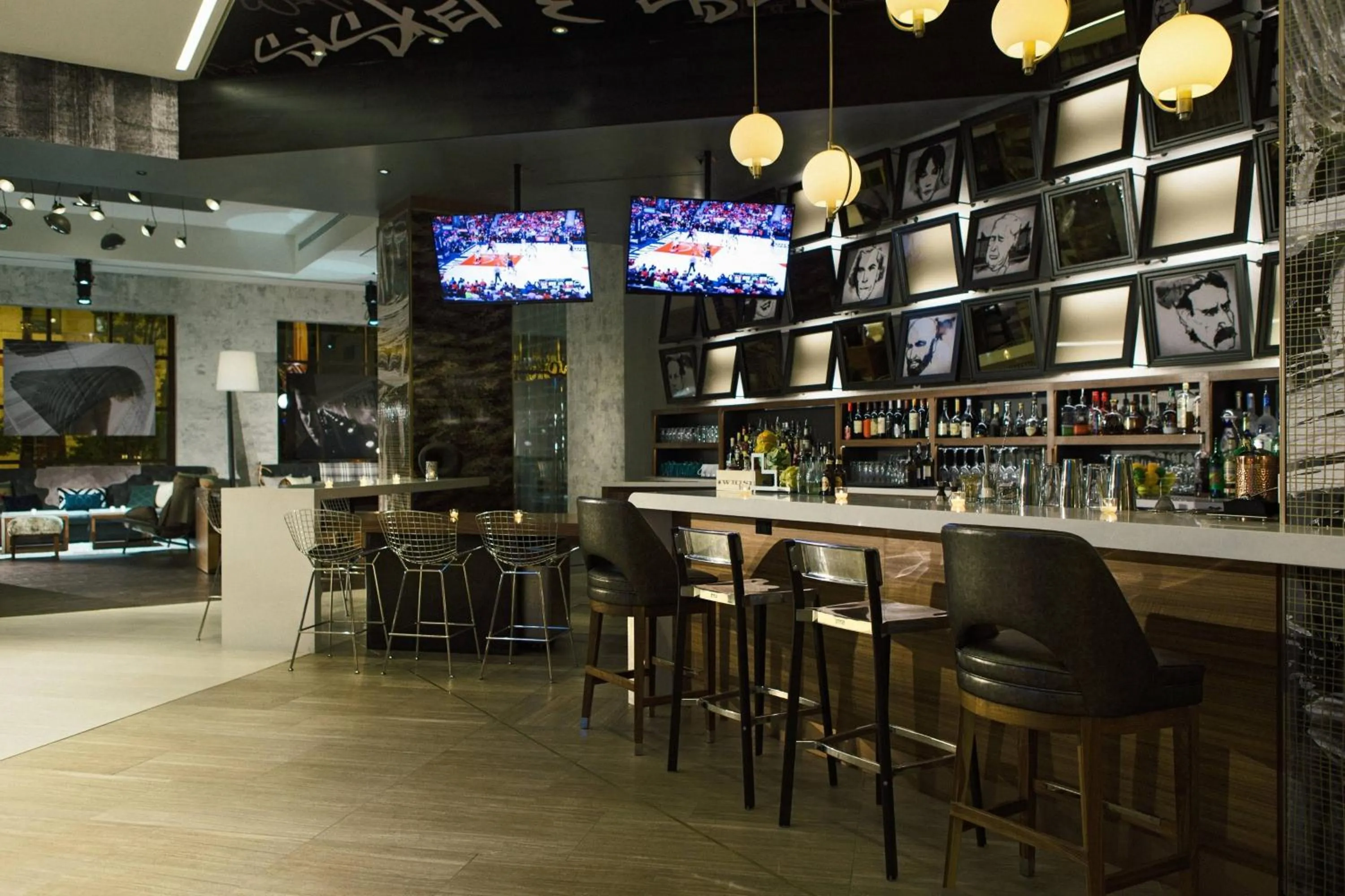 Lounge or bar in Renaissance Chicago Downtown Hotel