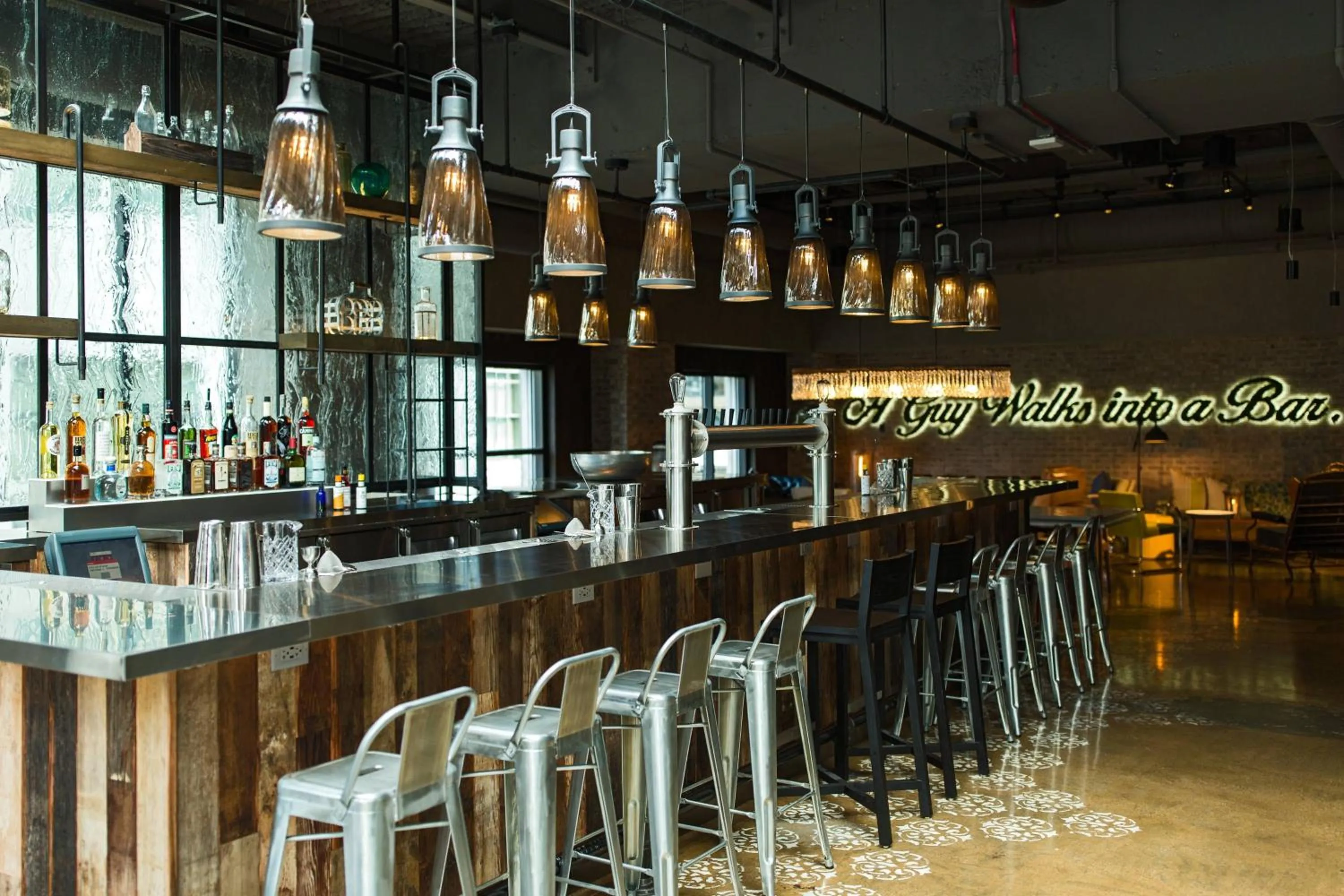 Lounge or bar in Renaissance Chicago Downtown Hotel