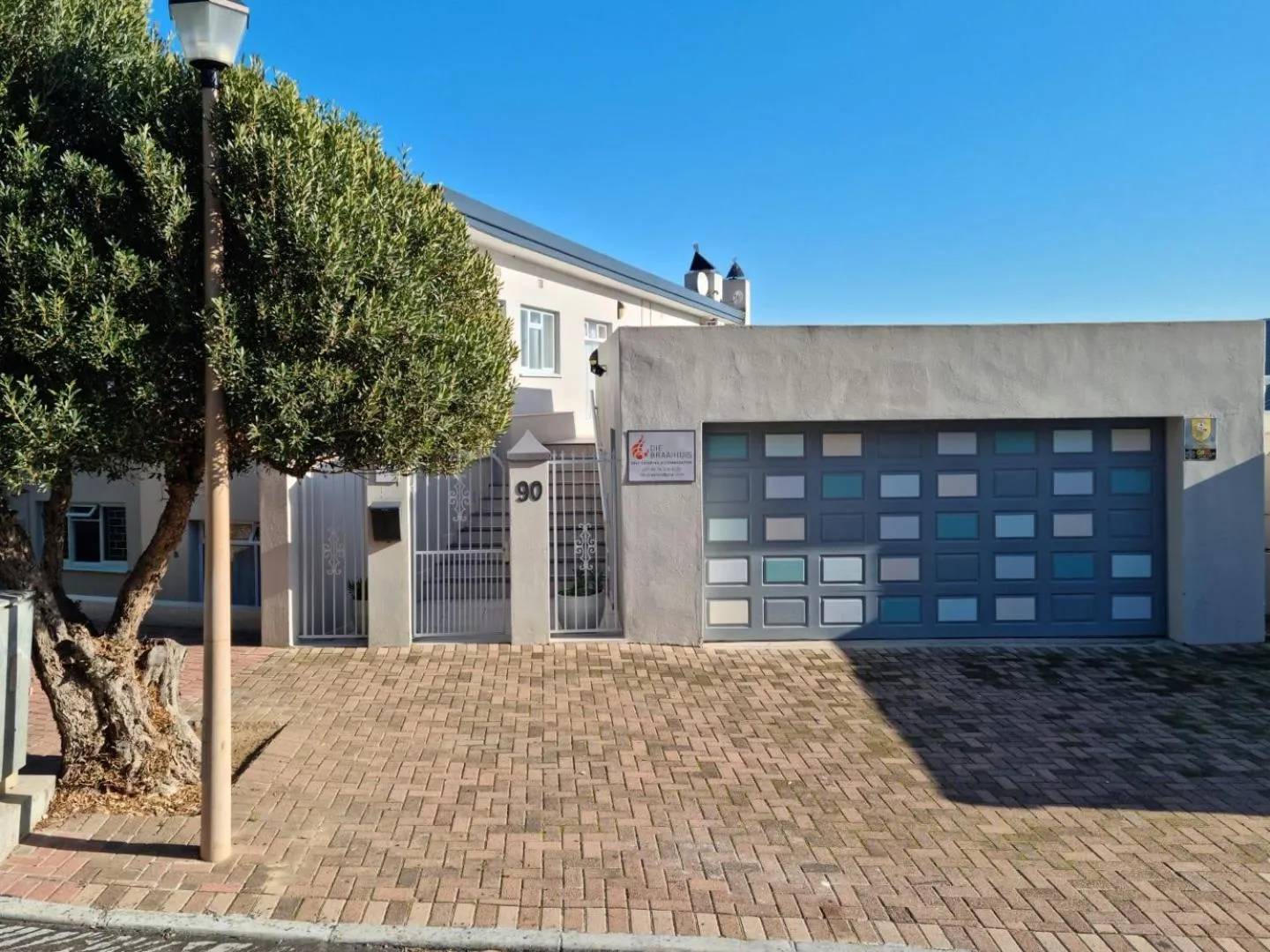 Property building in 'Die Braaihuis'- sleeps 6, Large Veranda, Sea Views, Central and Fabulous!