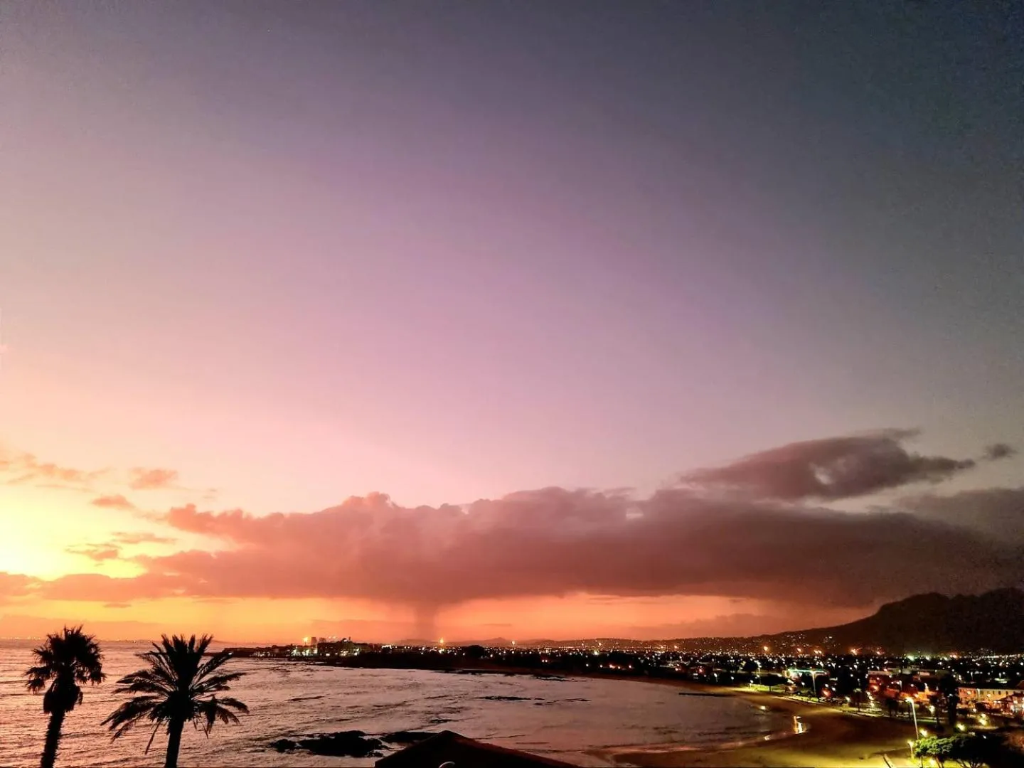 Natural landscape in 'Die Braaihuis'- sleeps 6, Large Veranda, Sea Views, Central and Fabulous!