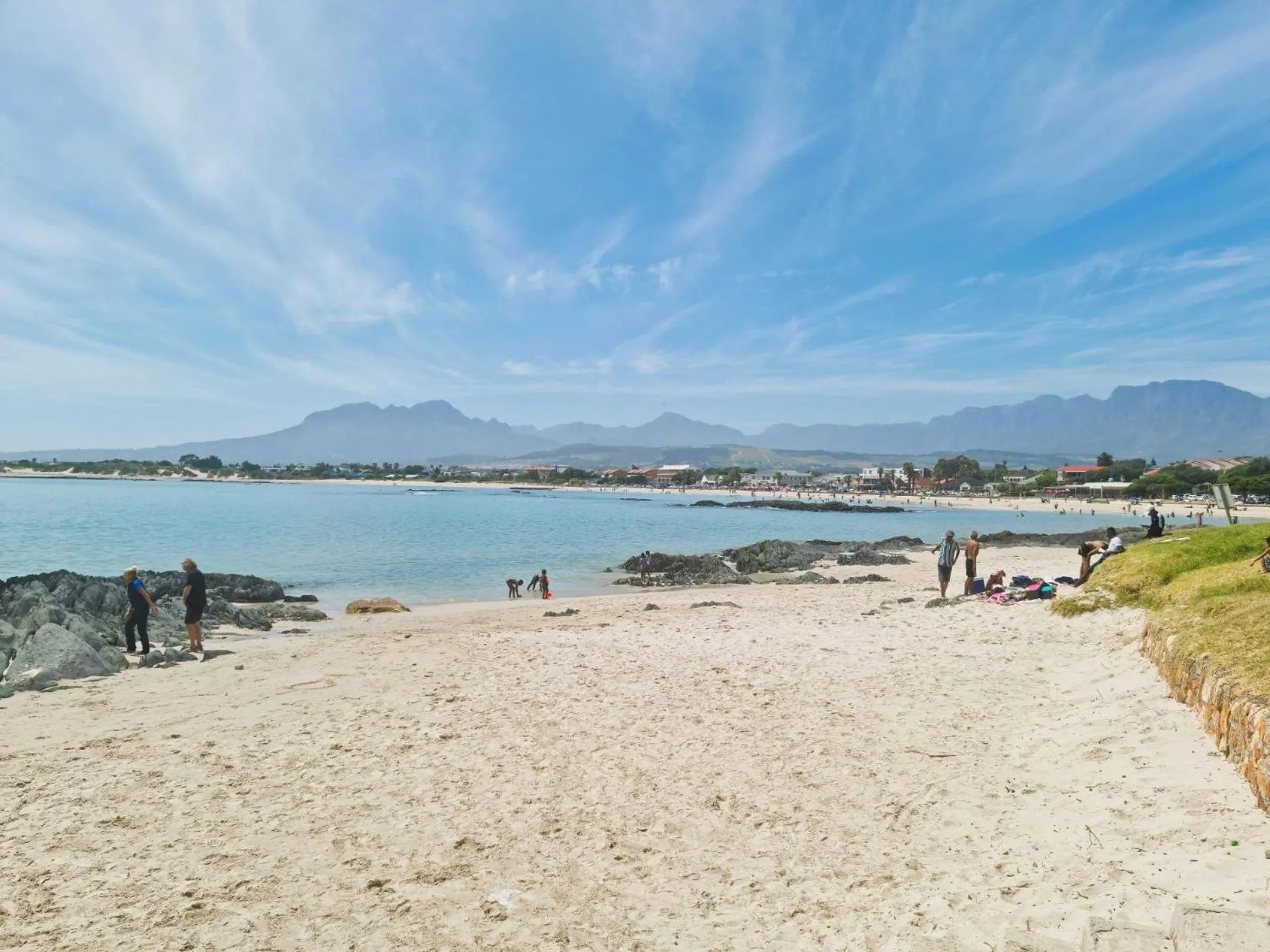 Beach in 'Die Braaihuis'- sleeps 6, Large Veranda, Sea Views, Central and Fabulous!